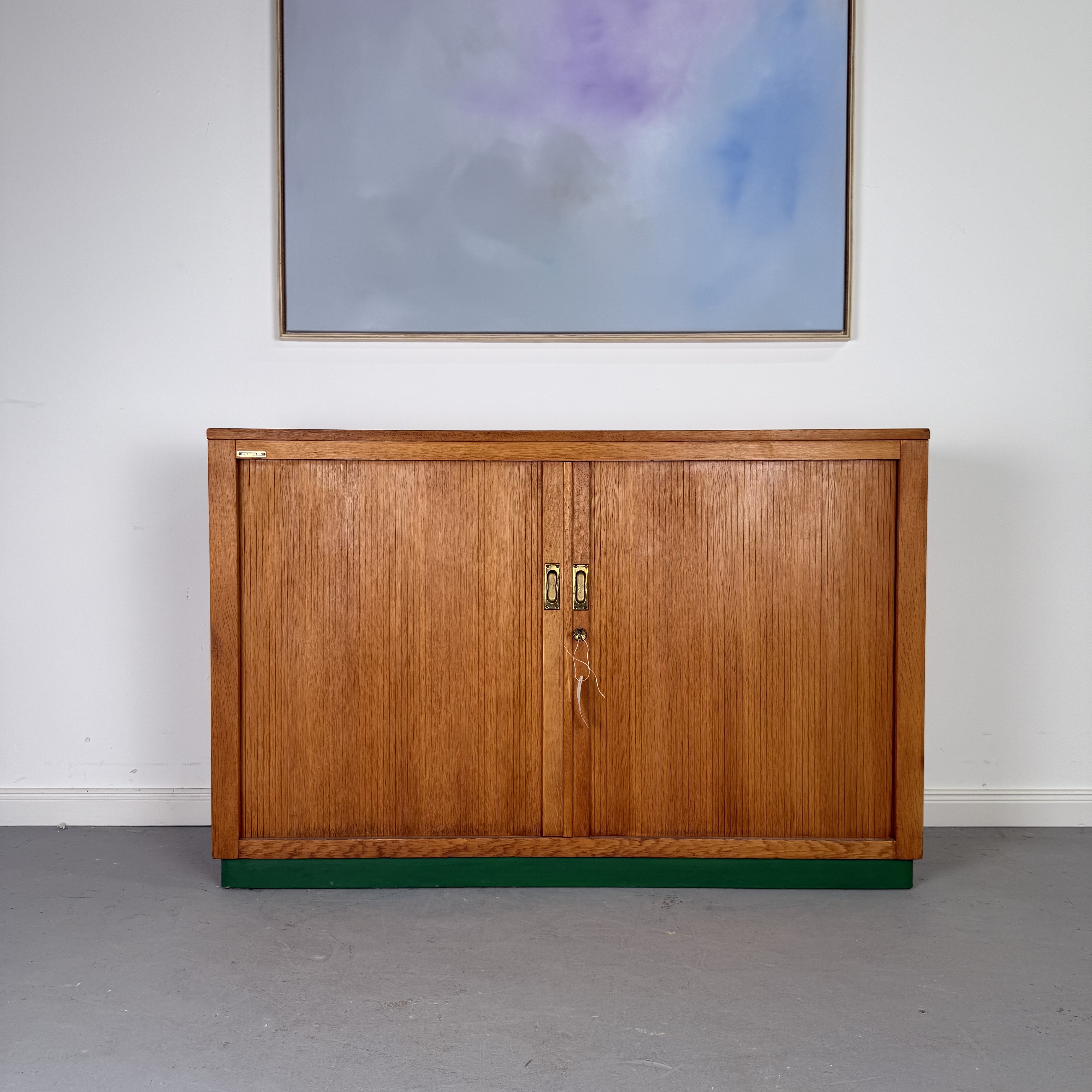 Besonderes Sideboard mit seitlich laufendem Rollladen im Mid Century Stil