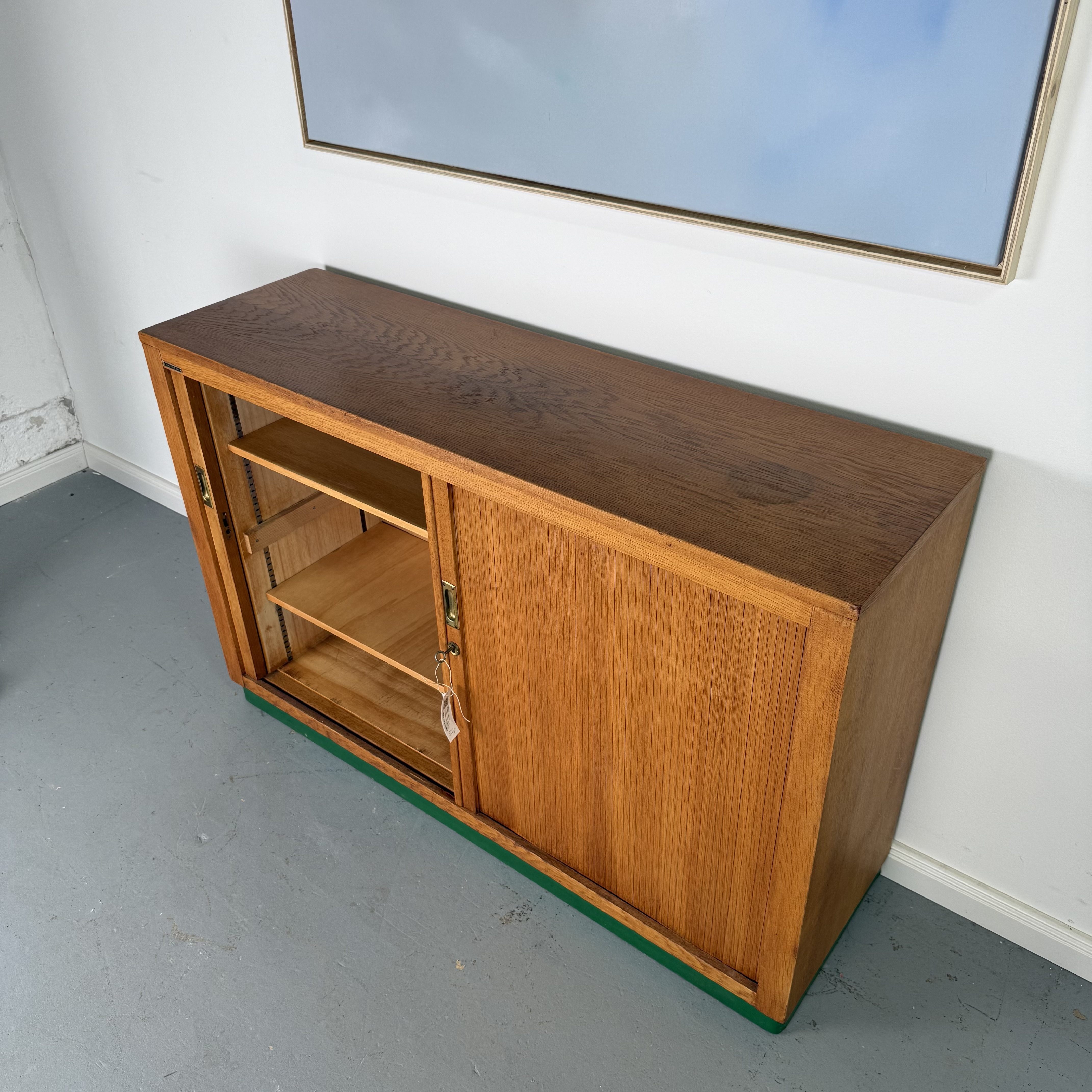 Besonderes Sideboard mit seitlich laufendem Rollladen im Mid Century Stil
