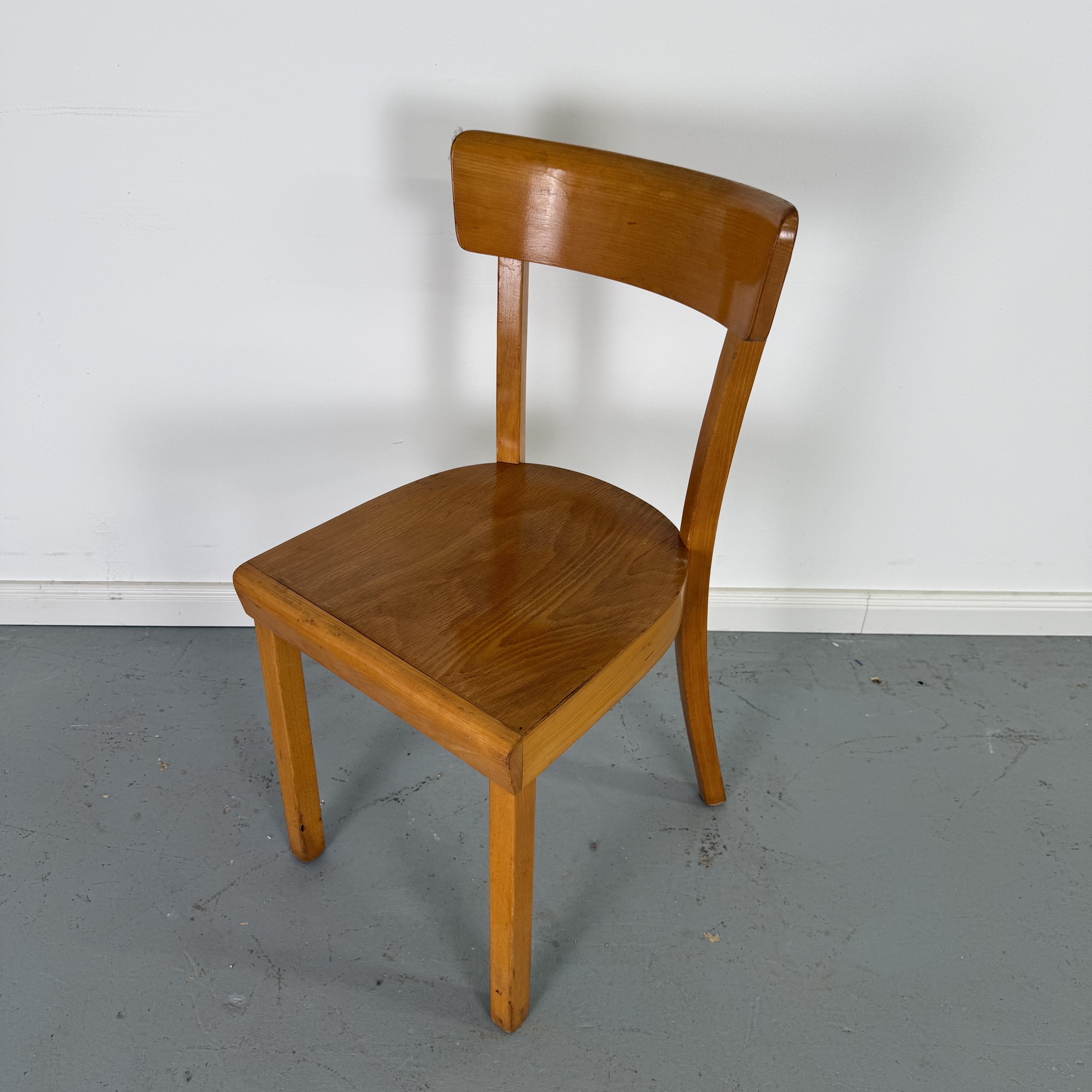 Klassischer Frankfurter Stuhl aus Holz – zeitlos & robust Klassischer Frankfurter Stuhl aus Holz – zeitlos & robust
