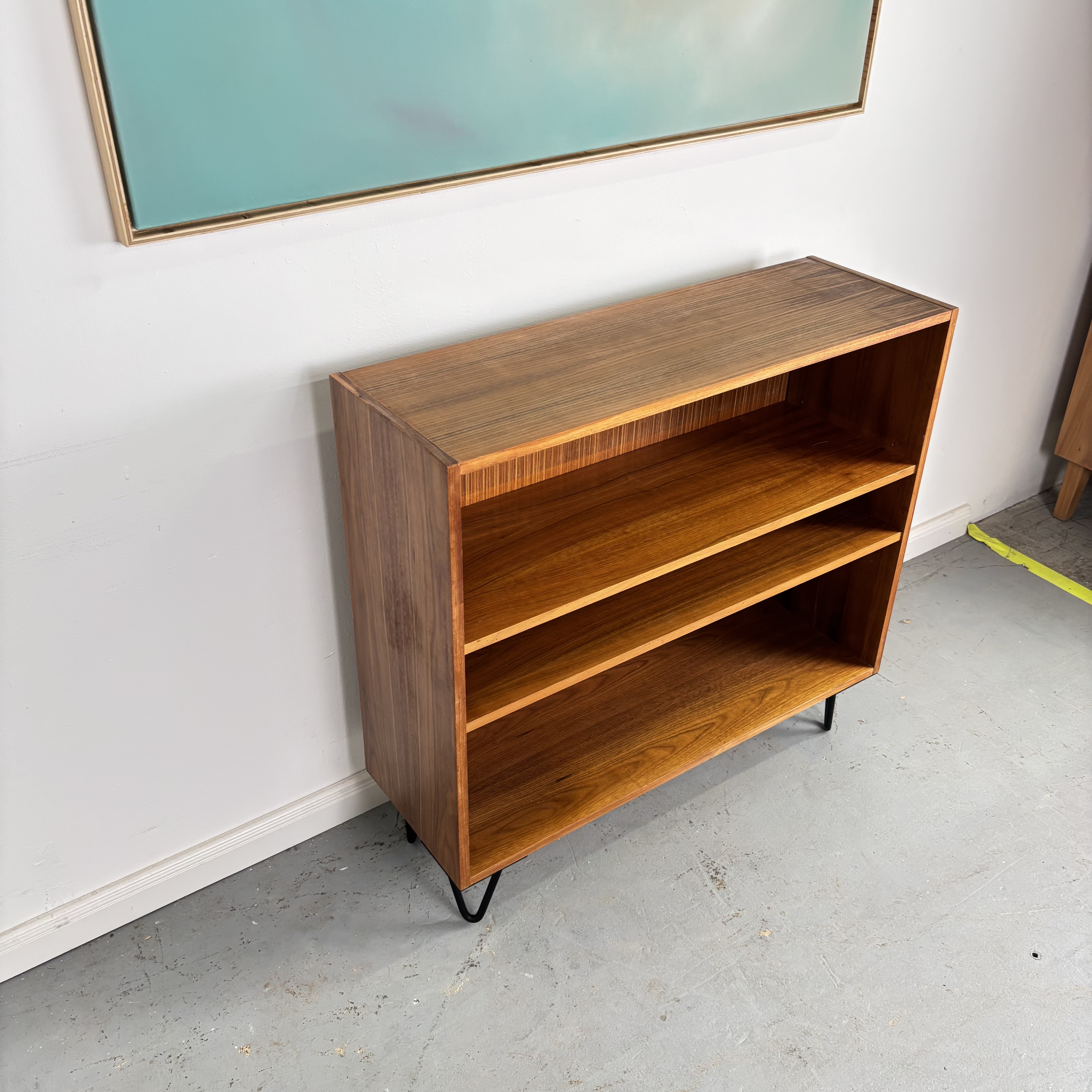 Mid-Century Regal mit filigranen Hairpin Legs