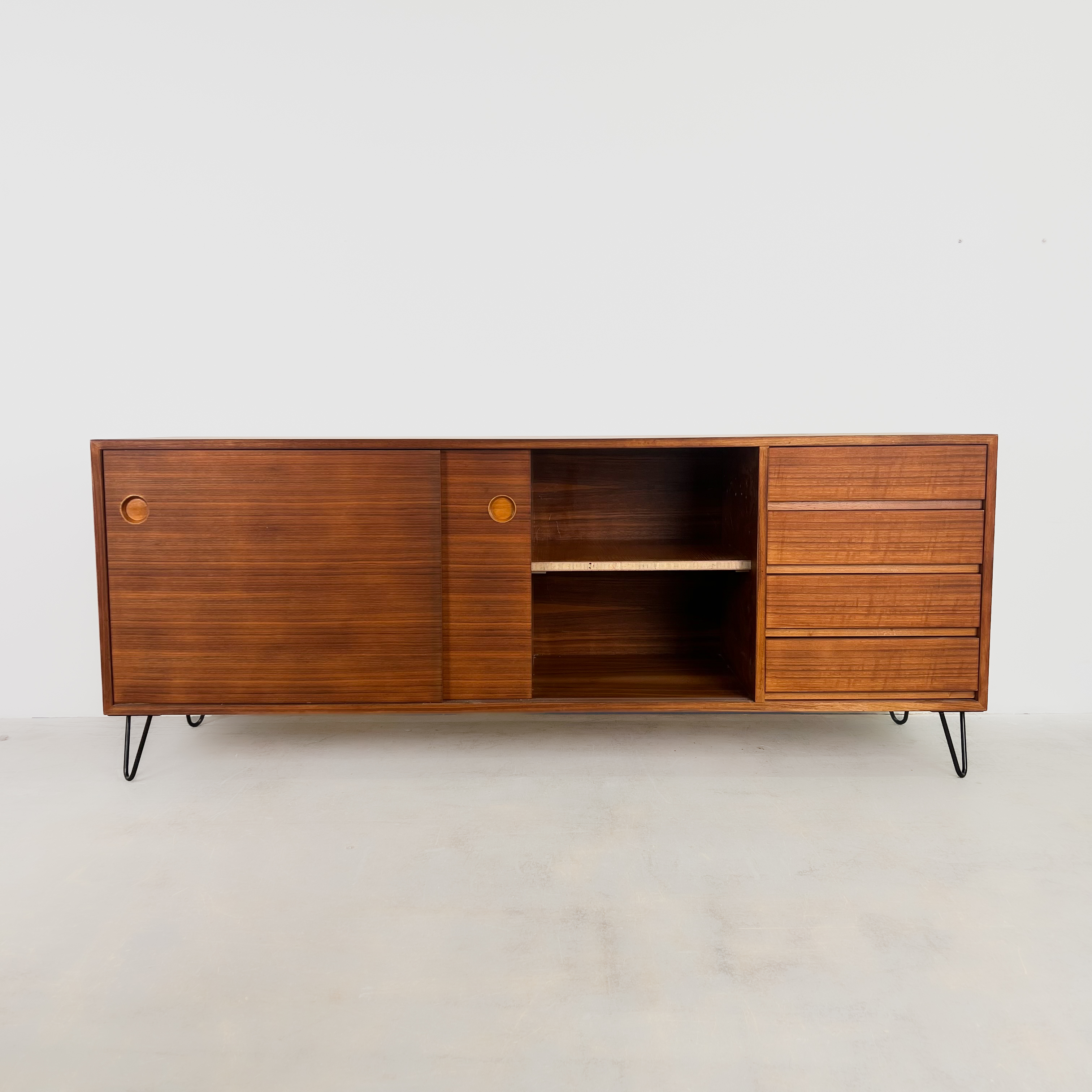 Elegantes Sideboard aus Nussbaumholz