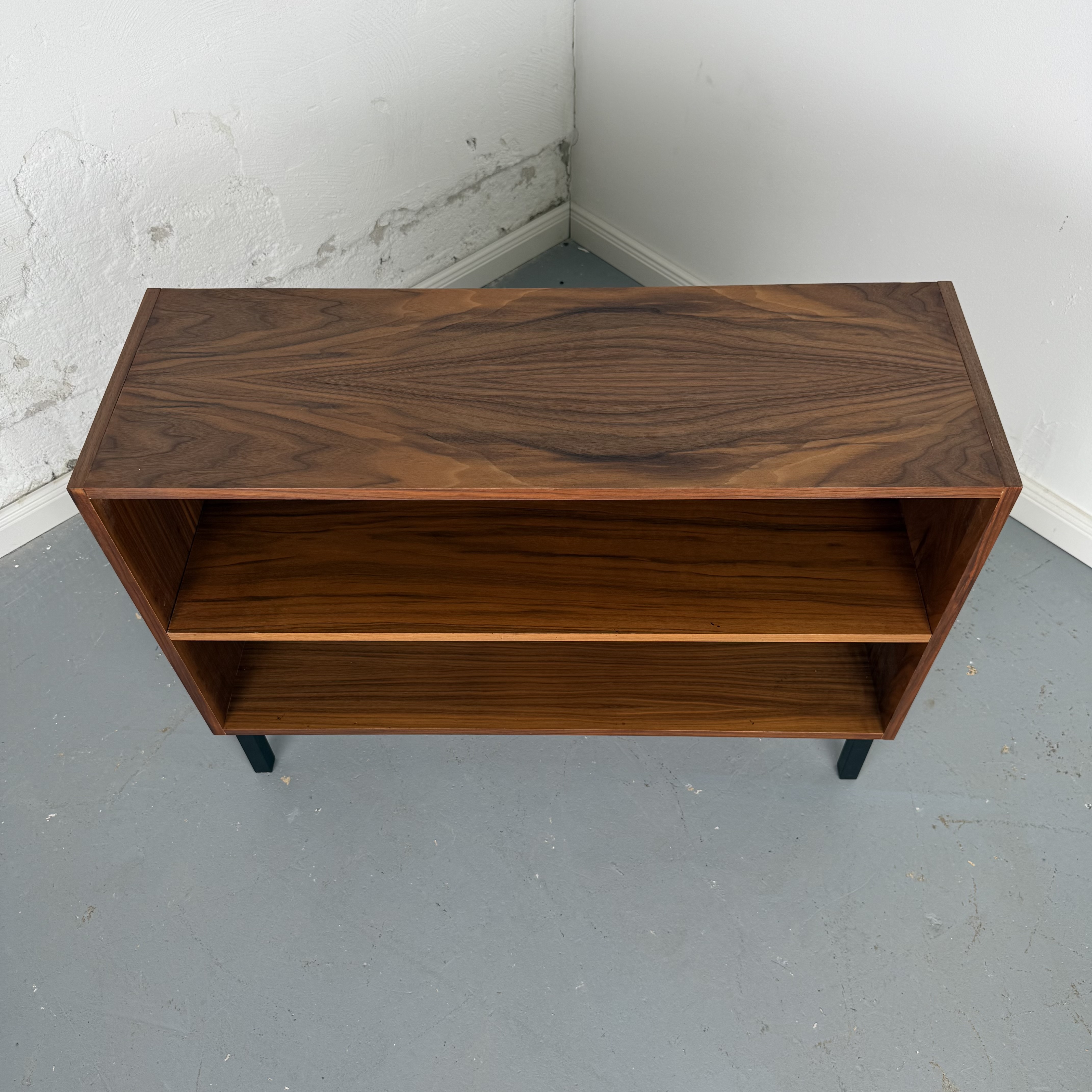 Formschönes Regal im Mid Century Stil Formschönes Regal im Mid Century Stil