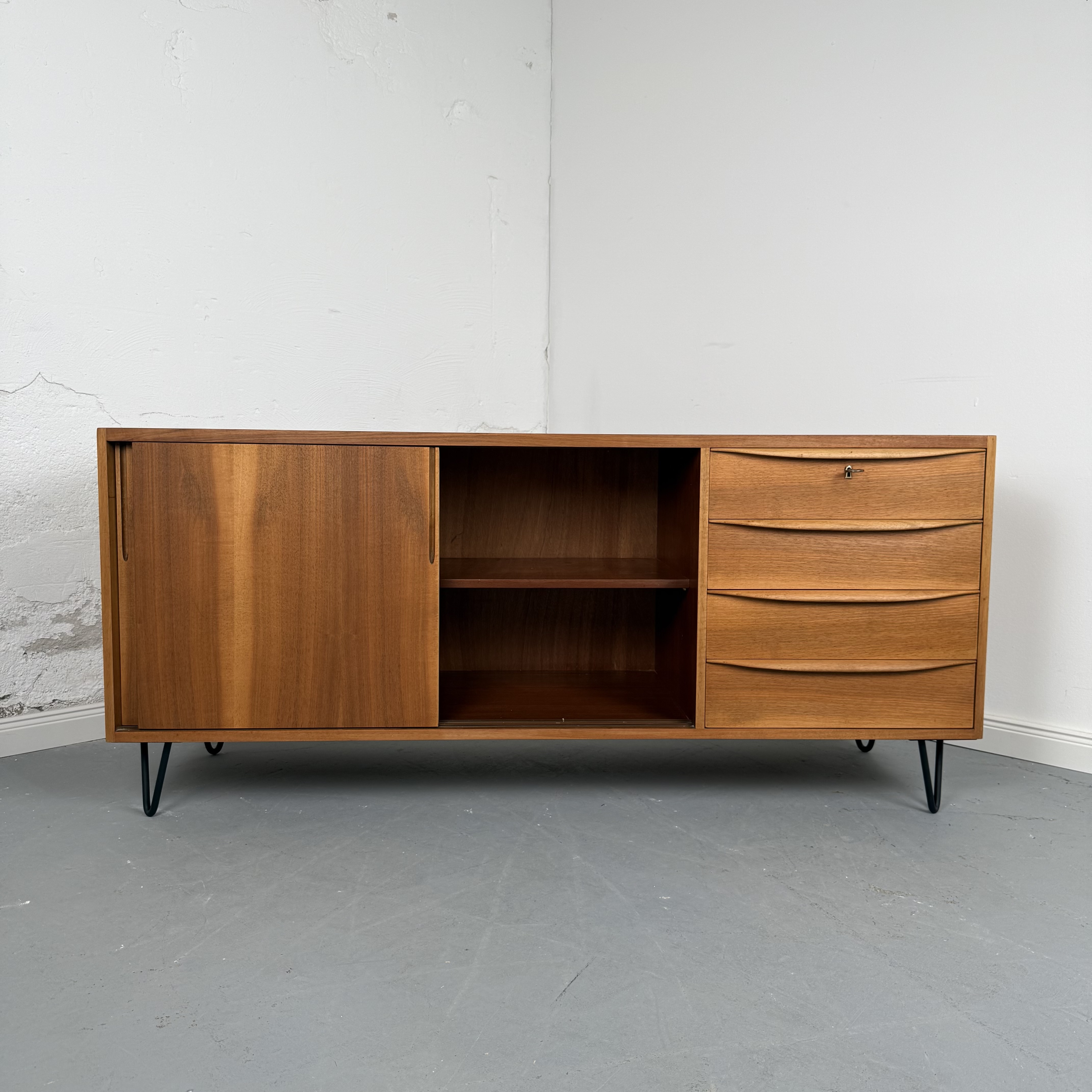 Elegantes Mid Century Sideboard mit geschwungenen Schubladen