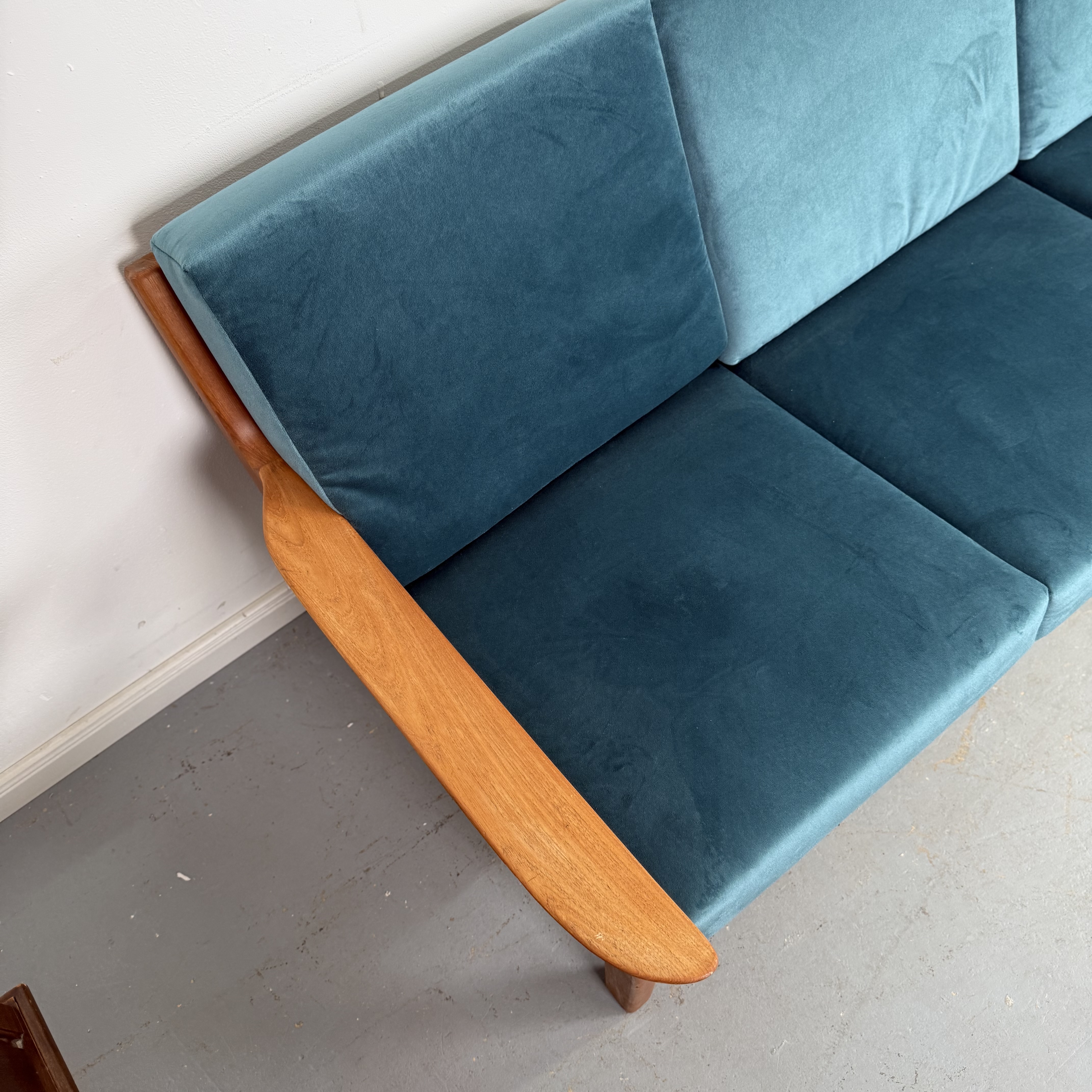 Mid-Century Dreisitzer Sofa aus Teakholz, neu bezogen