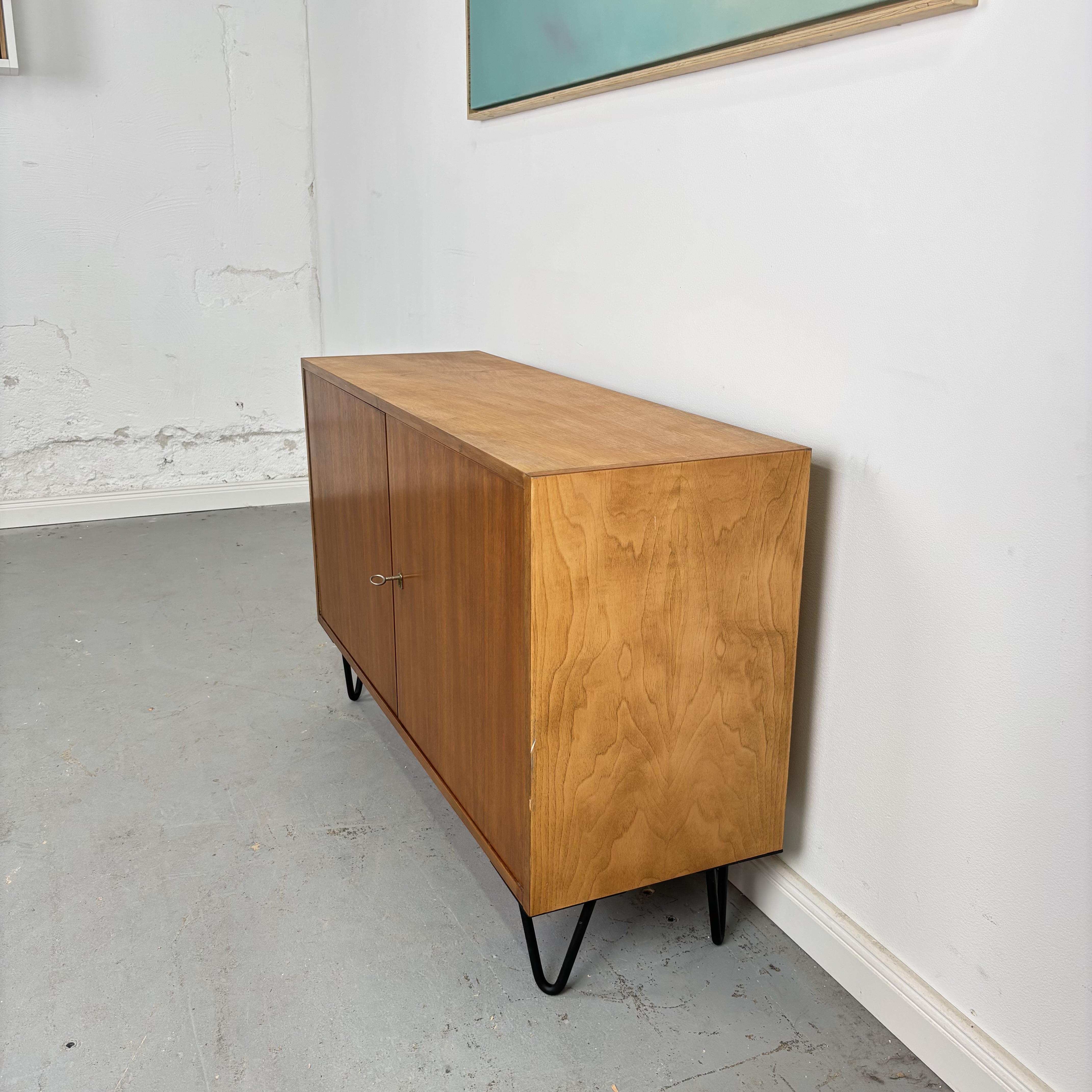 Mid-Century Kommode mit Hairpin-Beinen
