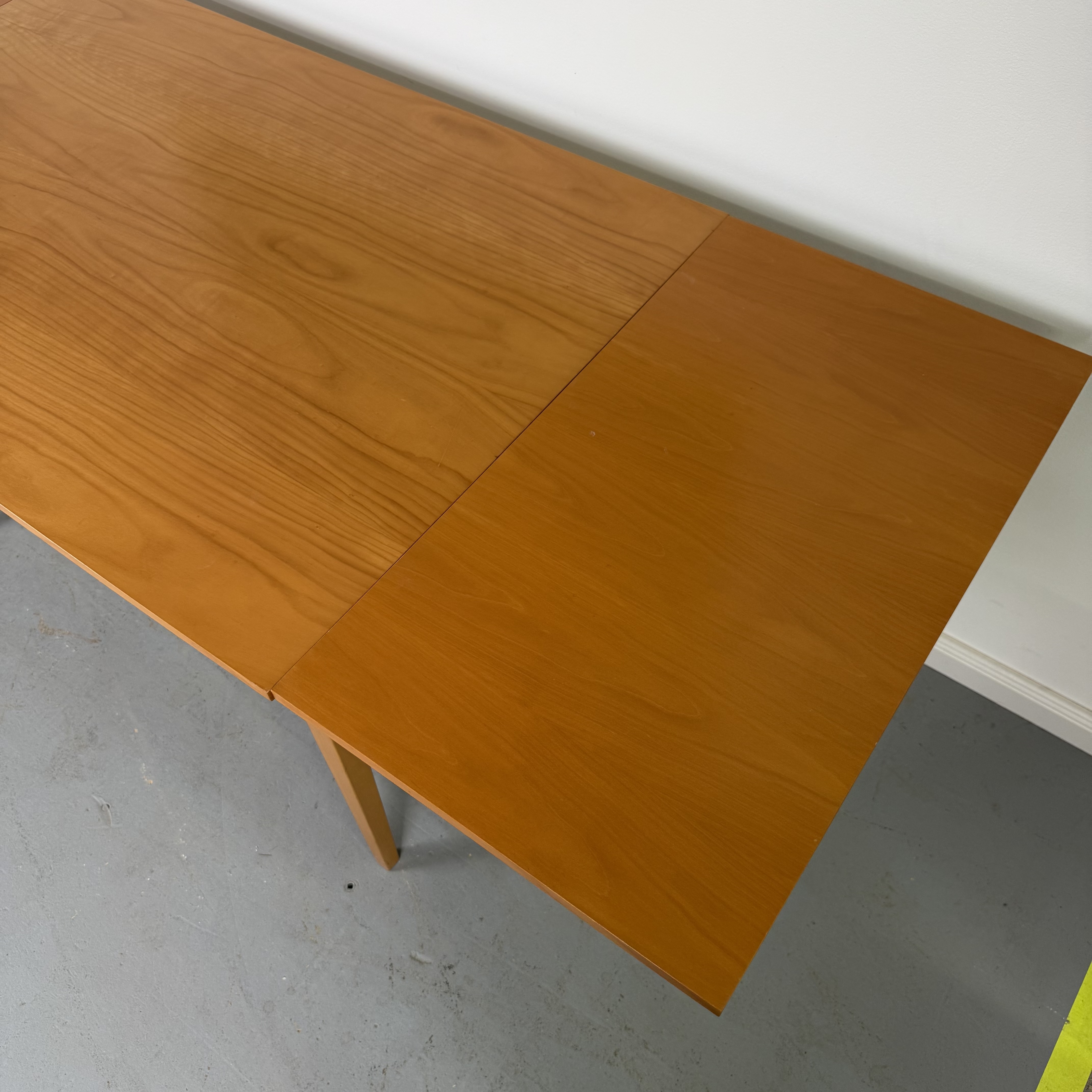 schicker 60er Jahre Tisch mit schöner Maserung schicker 60er Jahre Tisch mit schöner Maserung