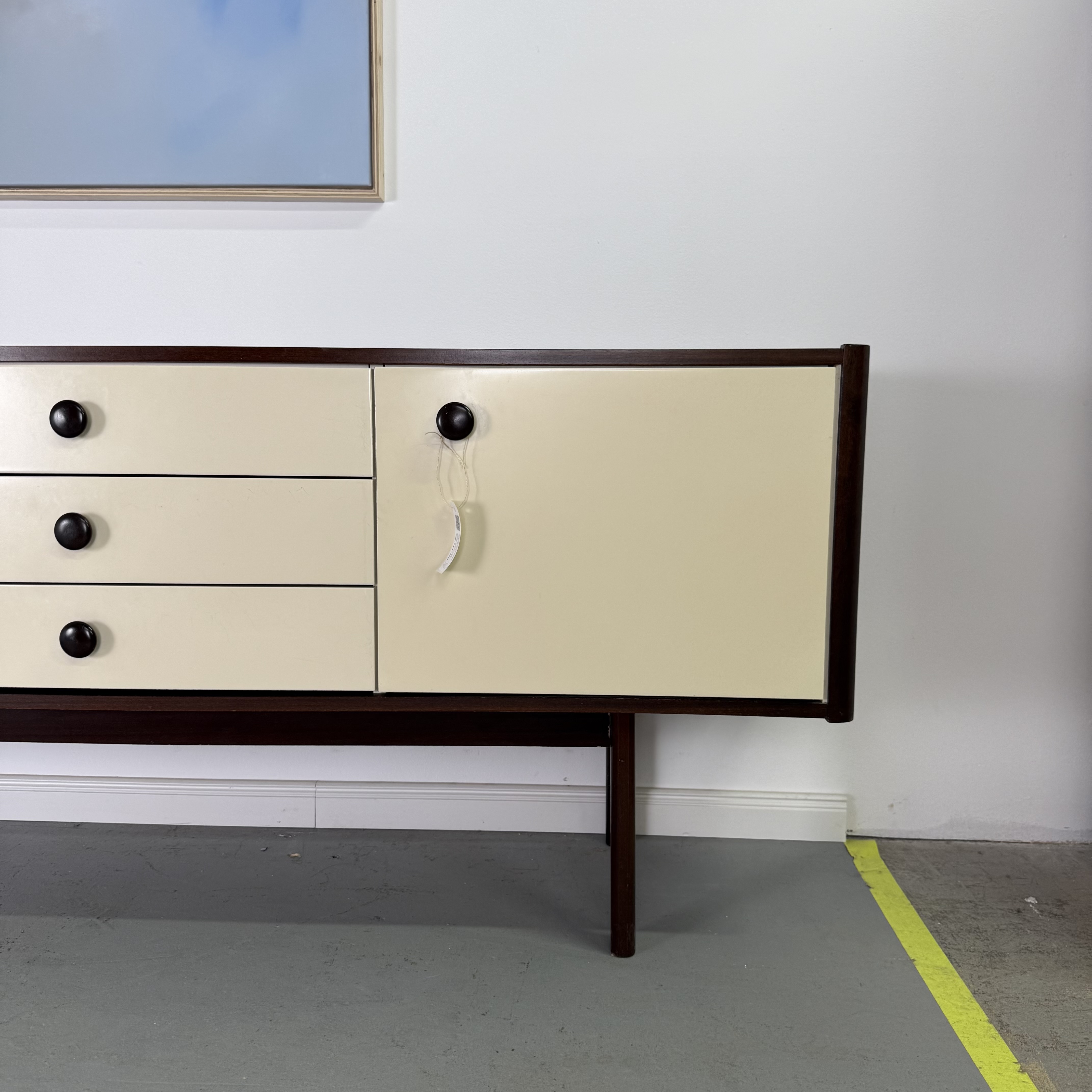 Wunderschönes Sideboard mit weißer Front im Mid-Century Stil