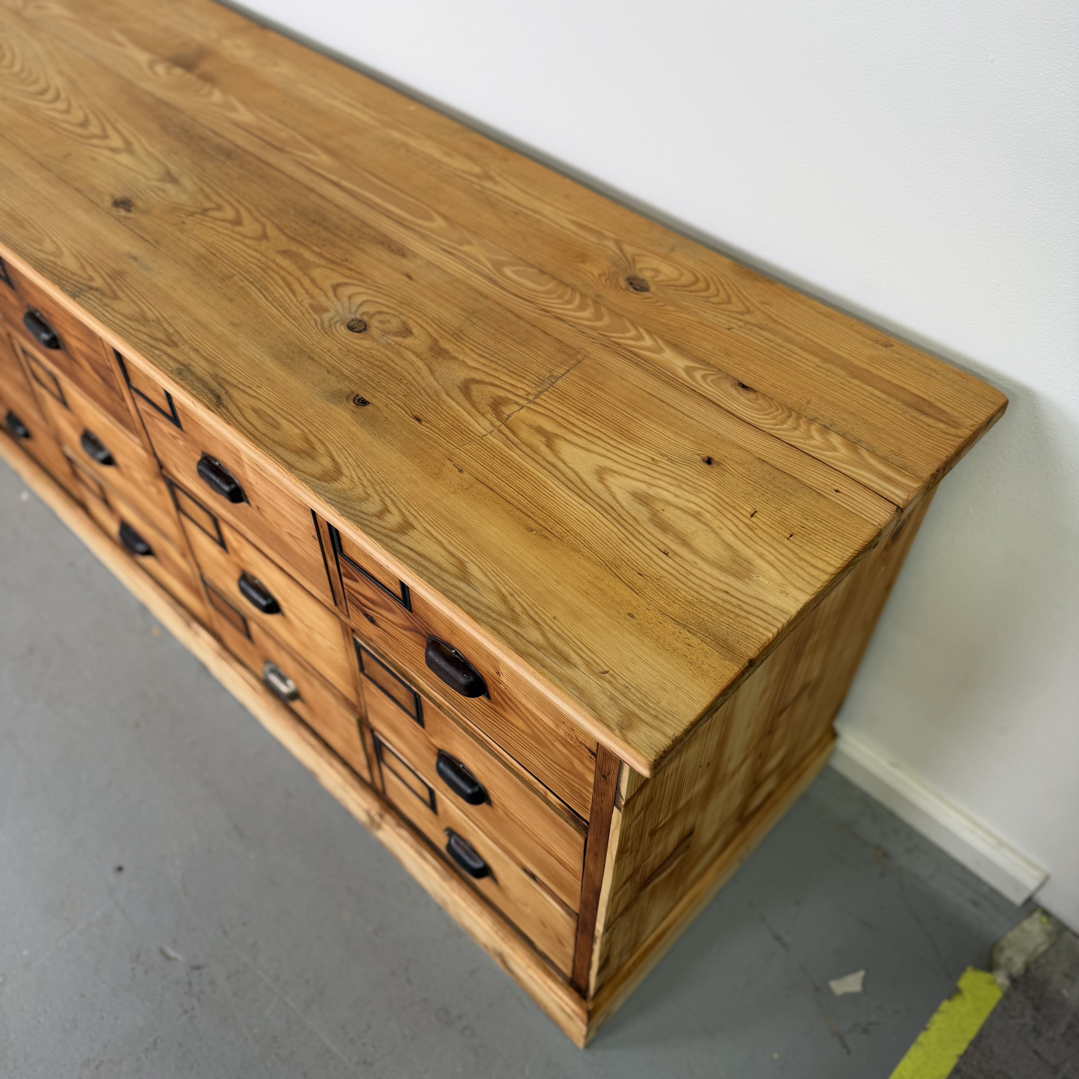 Schicke Apothekerkommode aus massivem Holz