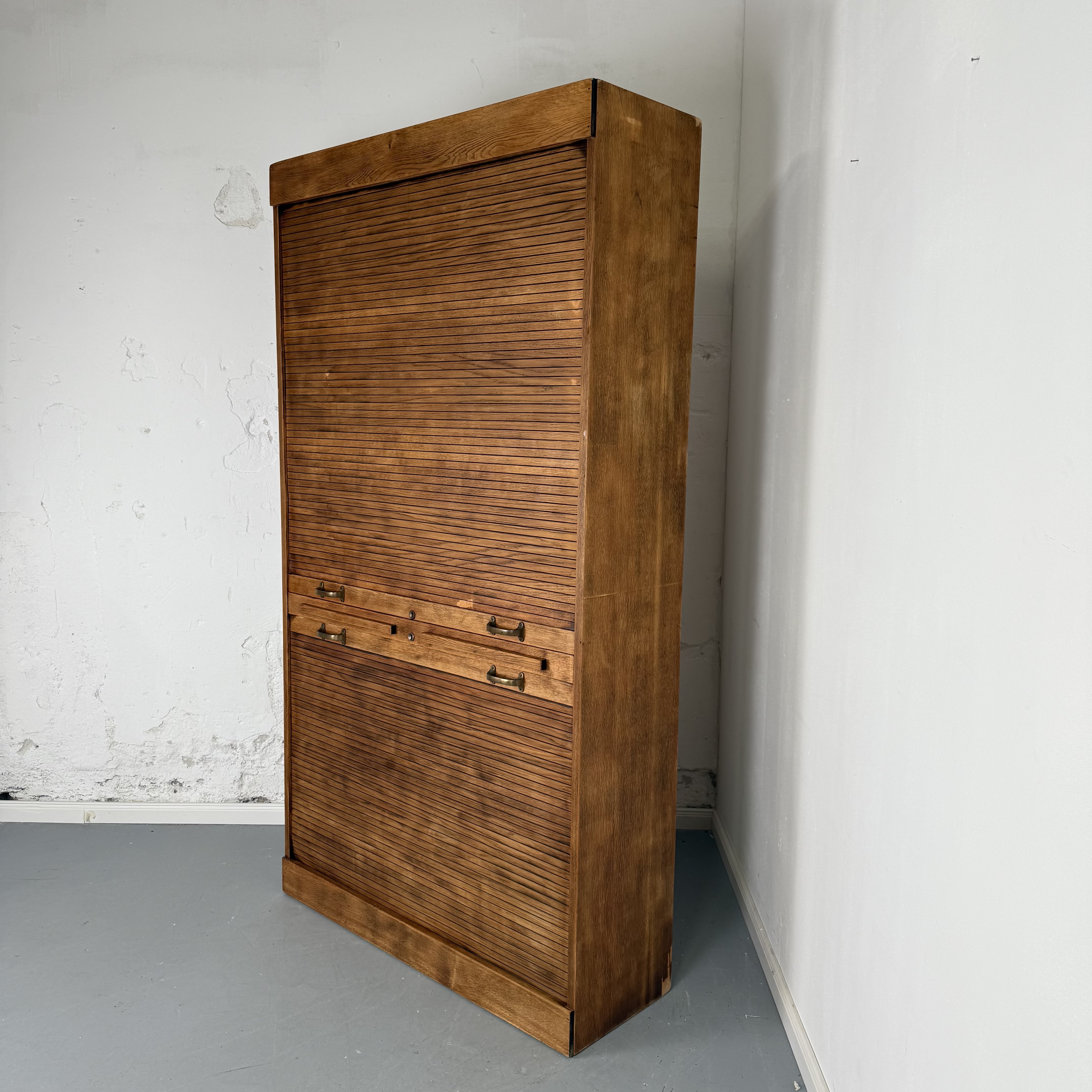 Großzügiger Rollladenschrank aus rustikaler Eiche Großzügiger Rollladenschrank aus rustikaler Eiche