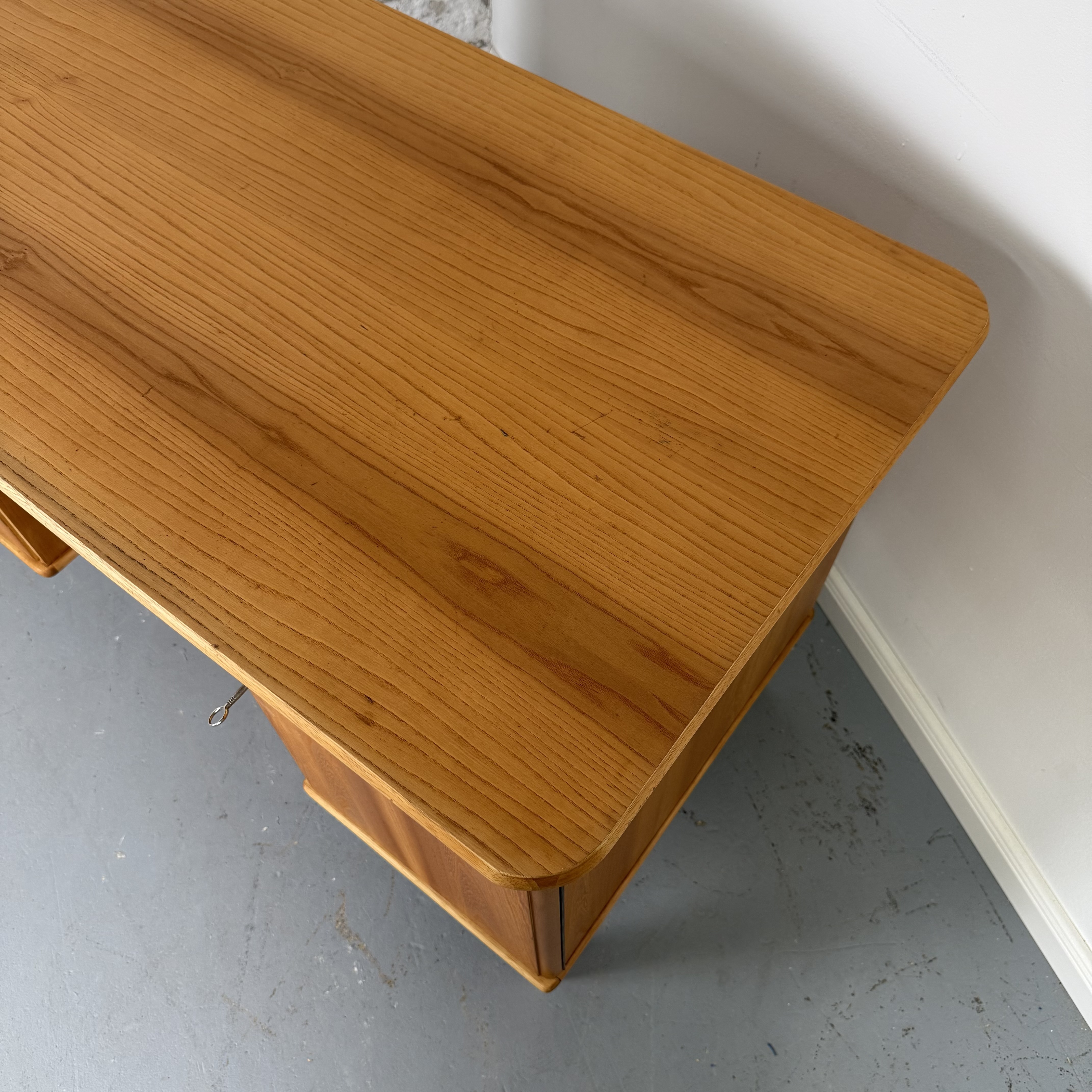 Schicker 60er Jahre Schreibtisch aus hellem Holz mit praktischem Stauraum Schicker 60er Jahre Schreibtisch aus hellem Holz mit praktischem Stauraum