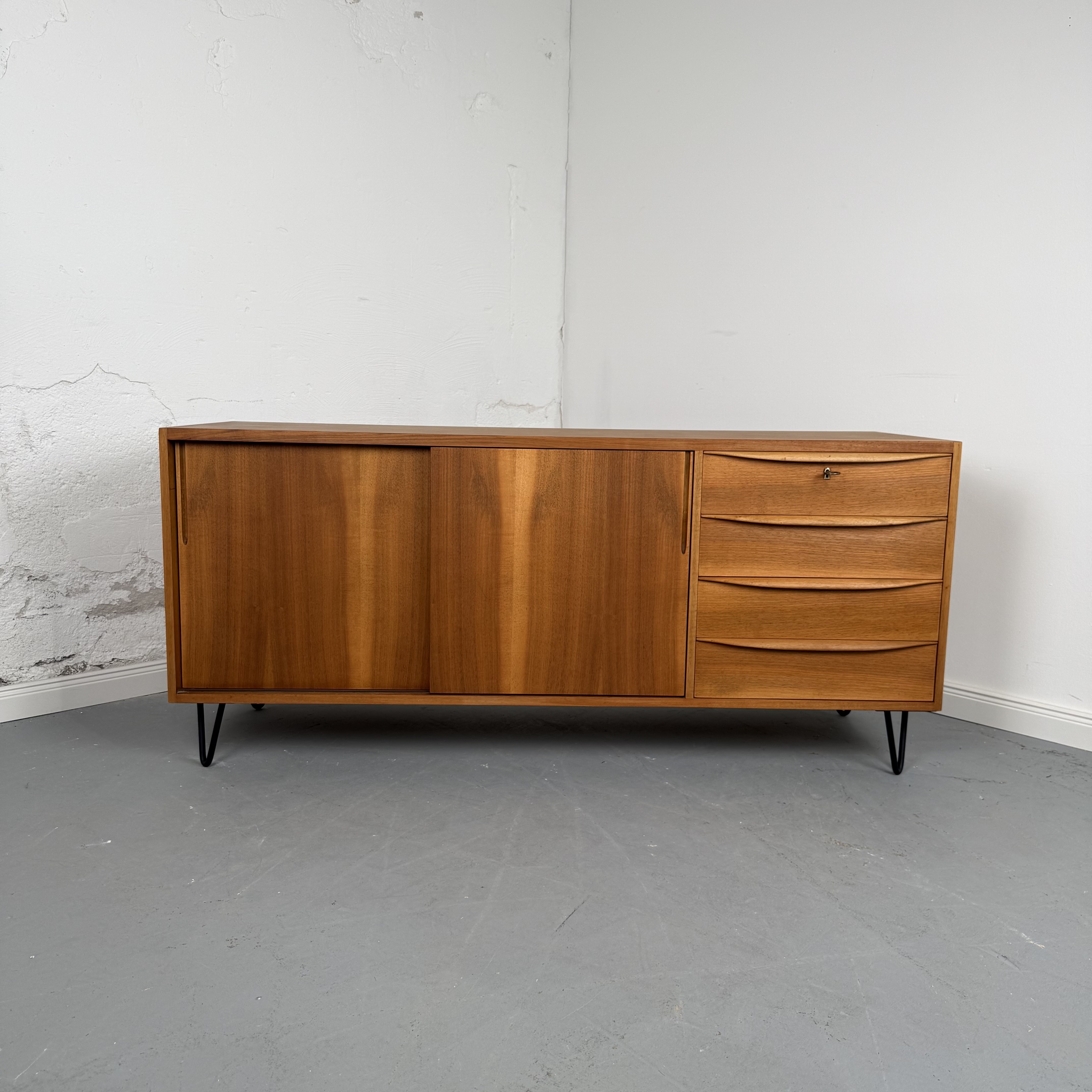 Elegantes Mid Century Sideboard mit geschwungenen Schubladen