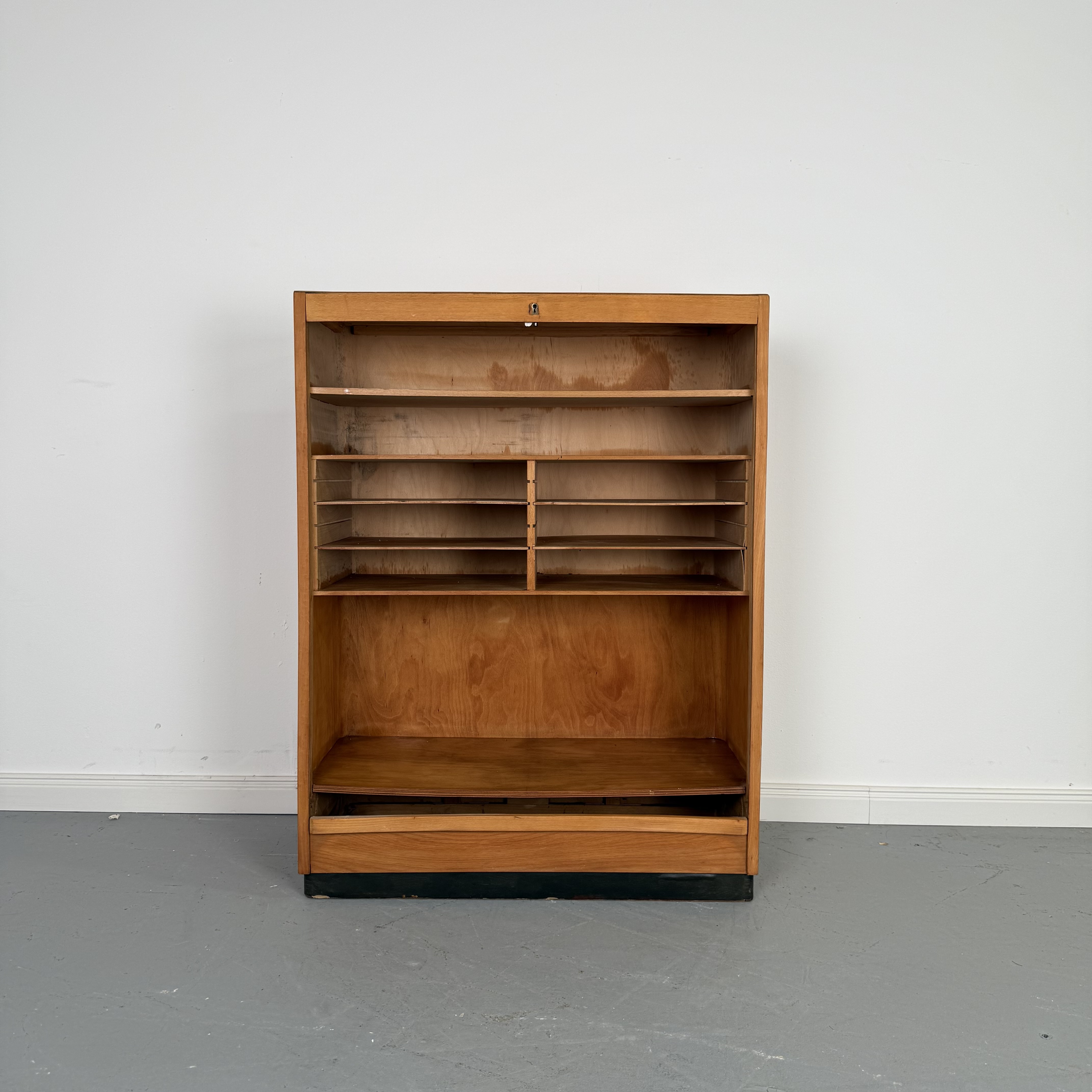 Charmantes Mid-Century Regal aus ehemaligem Rollladenschrank