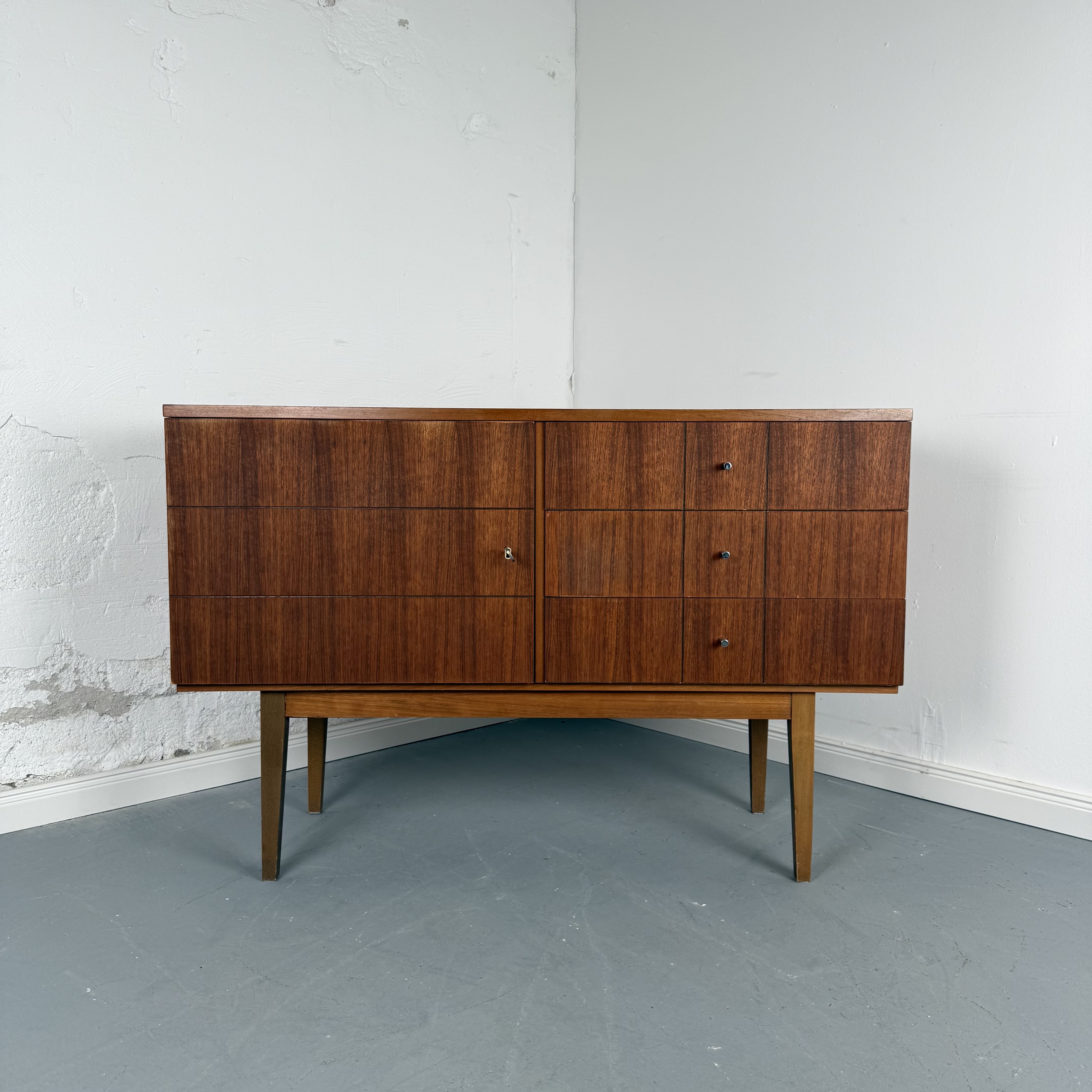 Elegantes 60er Jahre Sideboard aus Nussbaum