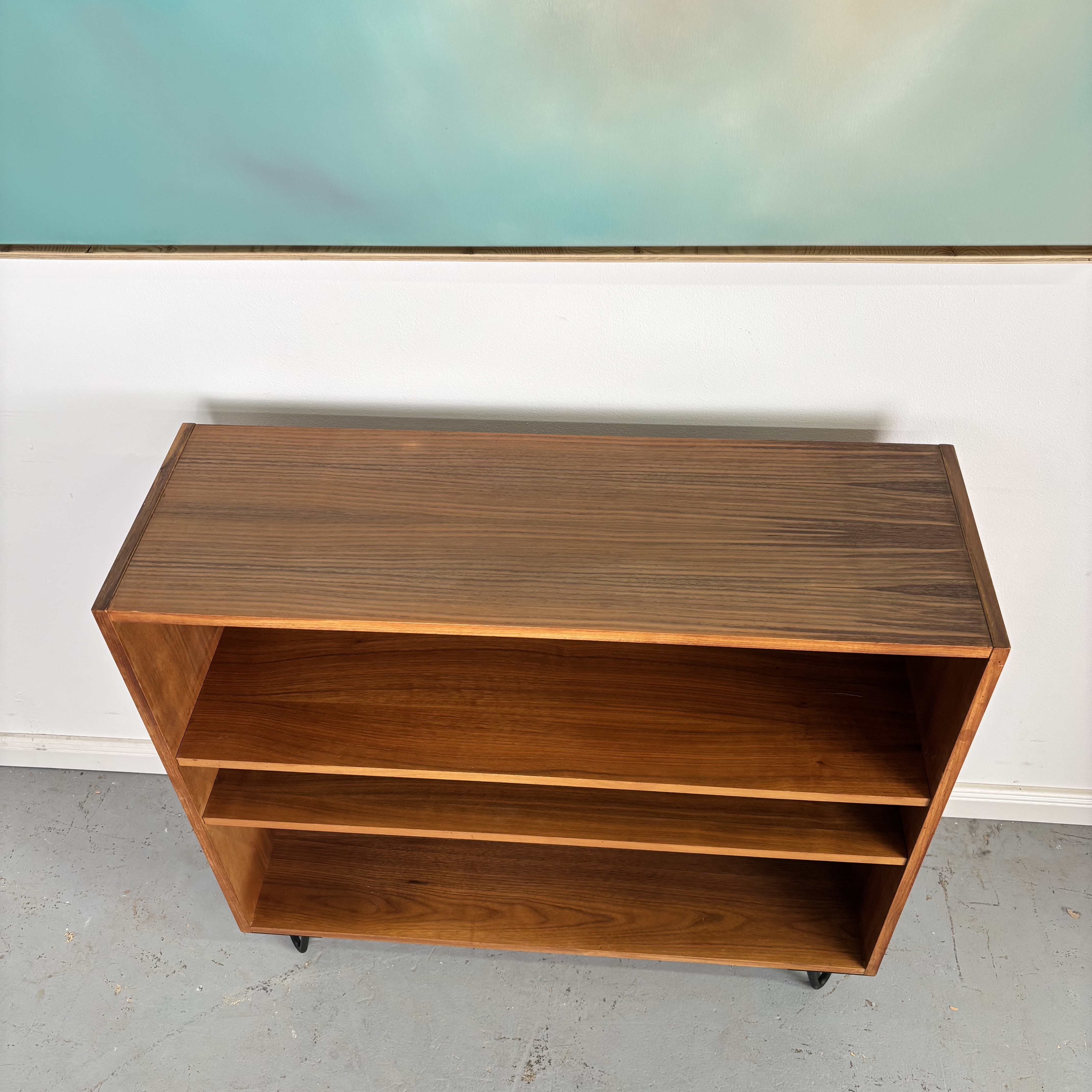 Mid-Century Regal mit filigranen Hairpin Legs