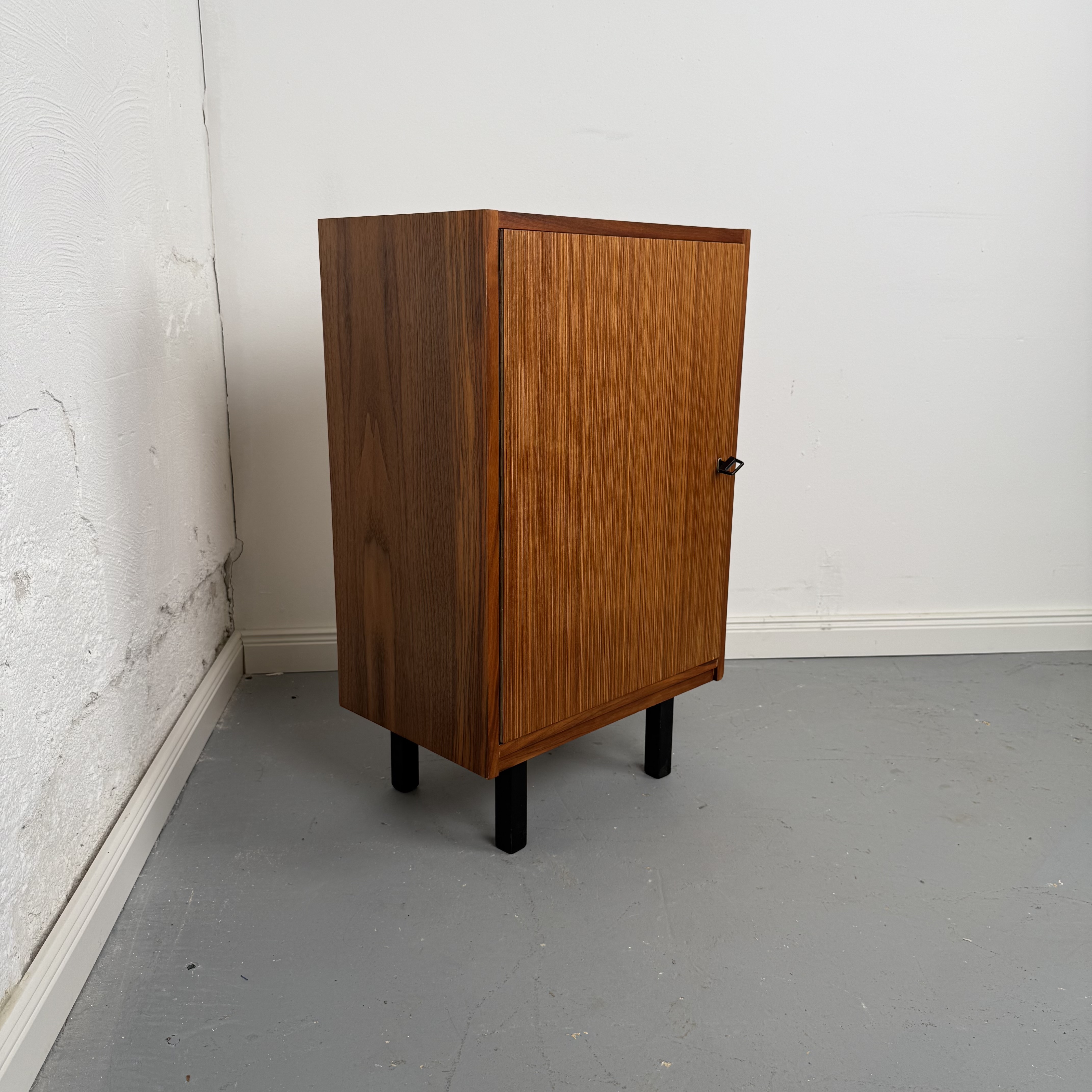 Schlanke Beistellkommode im Mid-Century Stil