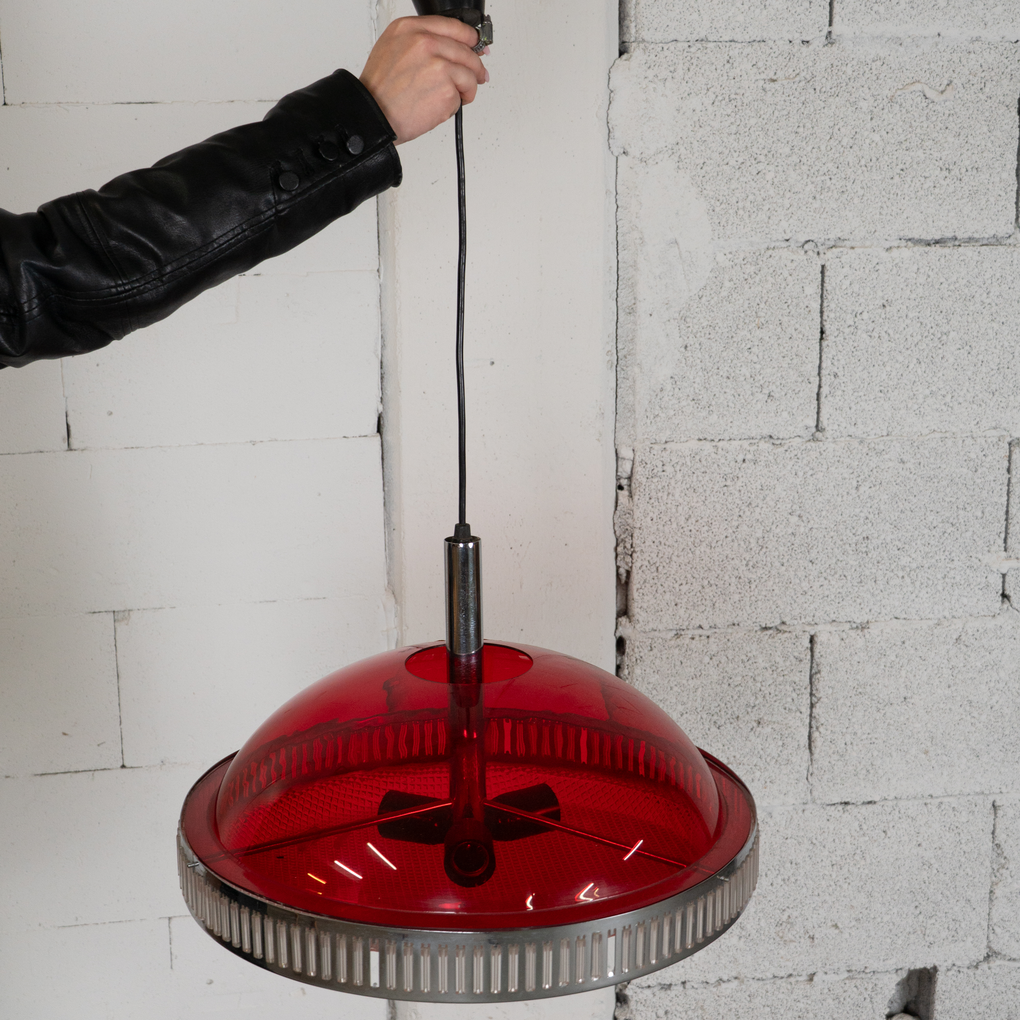 Rote Space Age Pendelleuchte aus Chrom und Acrylglas