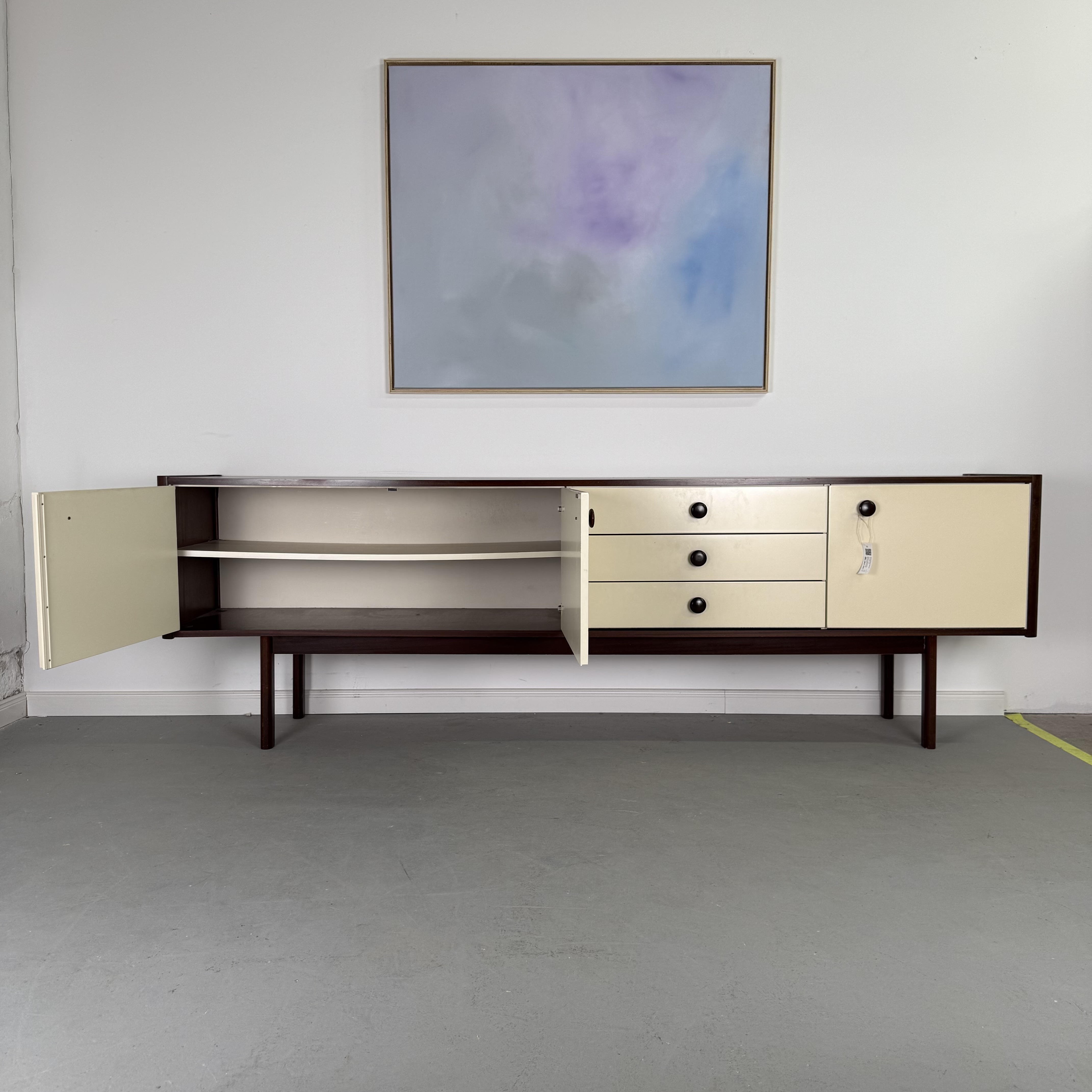 Wunderschönes Sideboard mit weißer Front im Mid-Century Stil