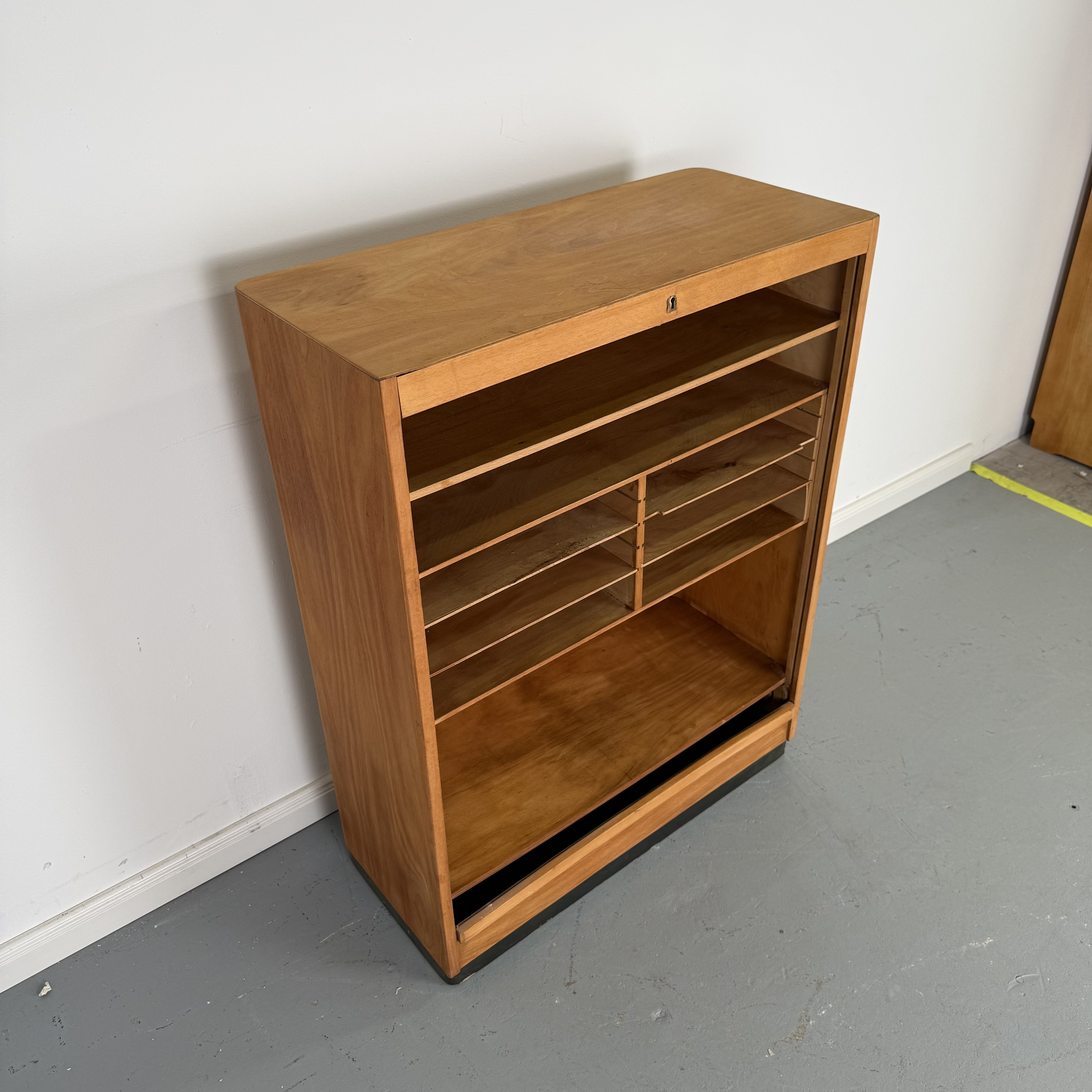 Charmantes Mid-Century Regal aus ehemaligem Rollladenschrank Charmantes Mid-Century Regal aus ehemaligem Rollladenschrank