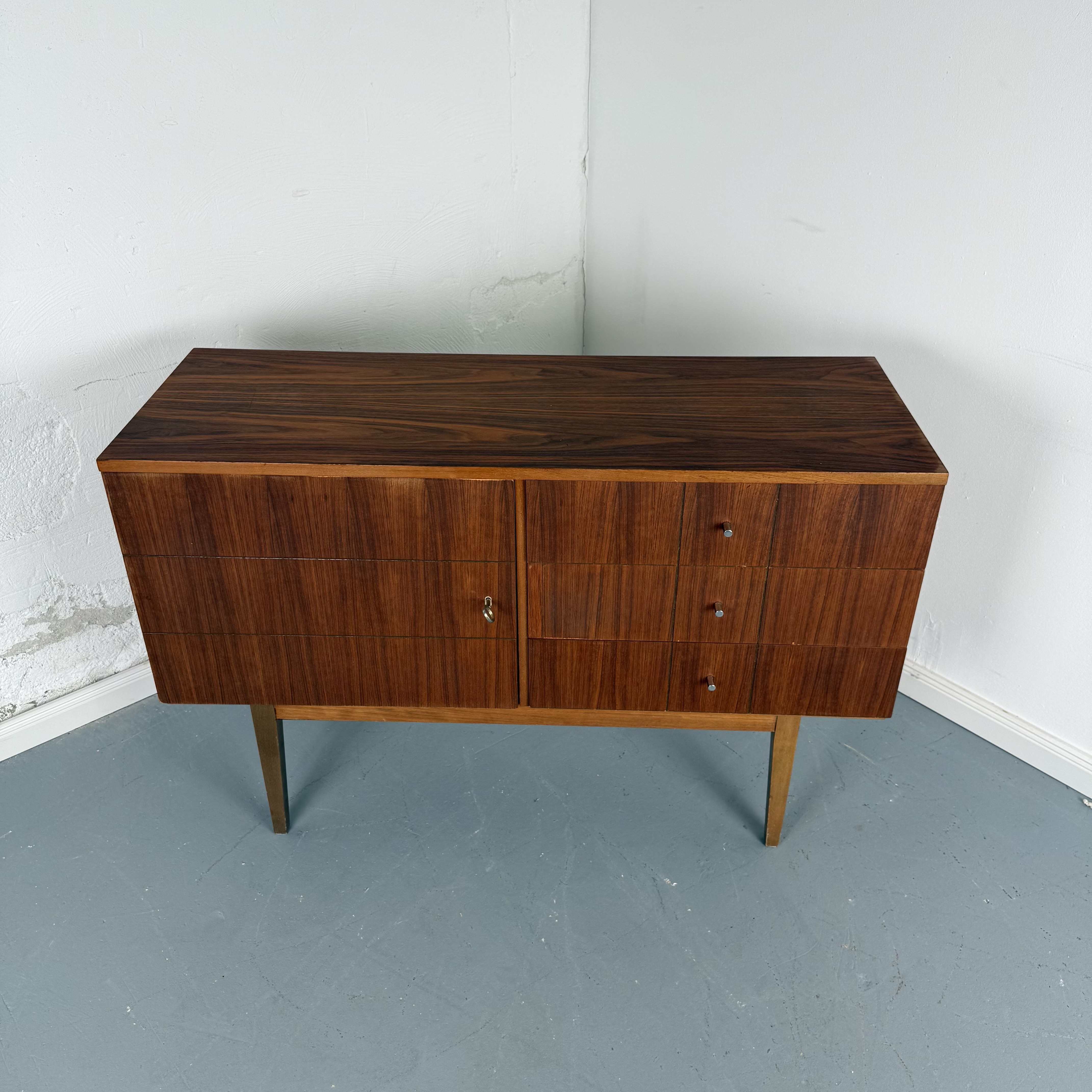 Elegantes 60er Jahre Sideboard aus Nussbaum Elegantes 60er Jahre Sideboard aus Nussbaum