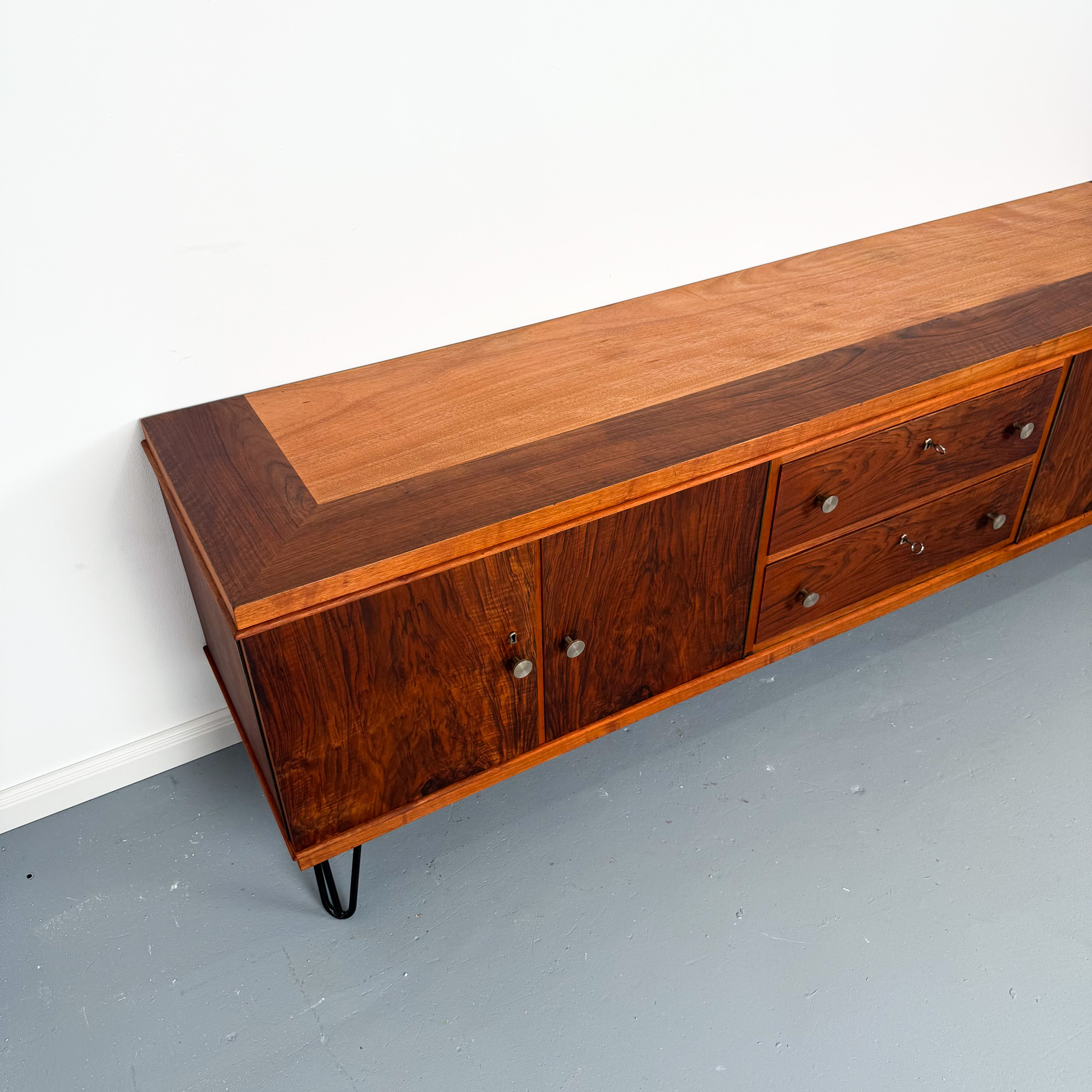 Hochwertiges Mid-Century Sideboard aus Nussbaum