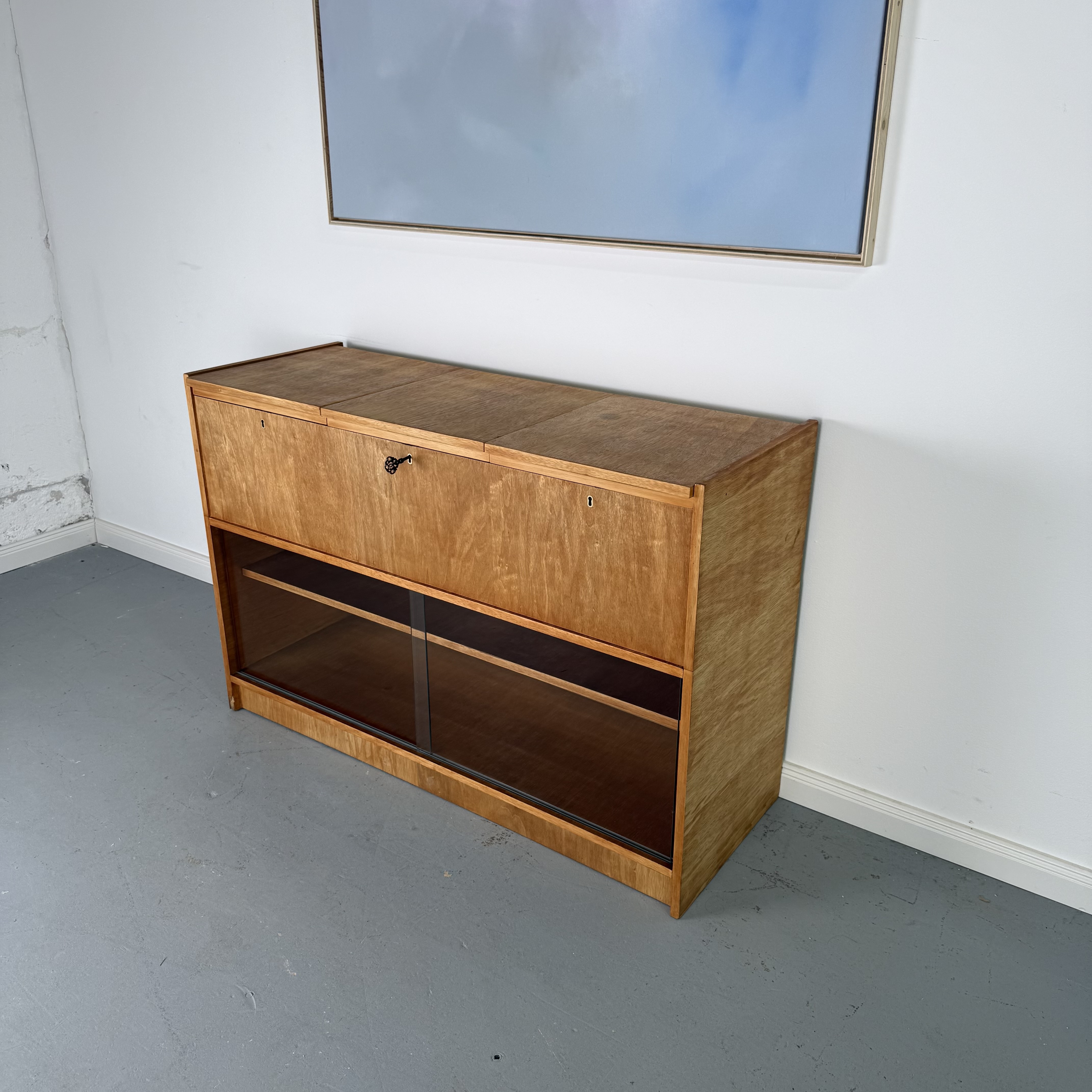 Vielseitiger Mid-Century Schrank mit Klappelementen und Vitrine Vielseitiger Mid-Century Schrank mit Klappelementen und Vitrine