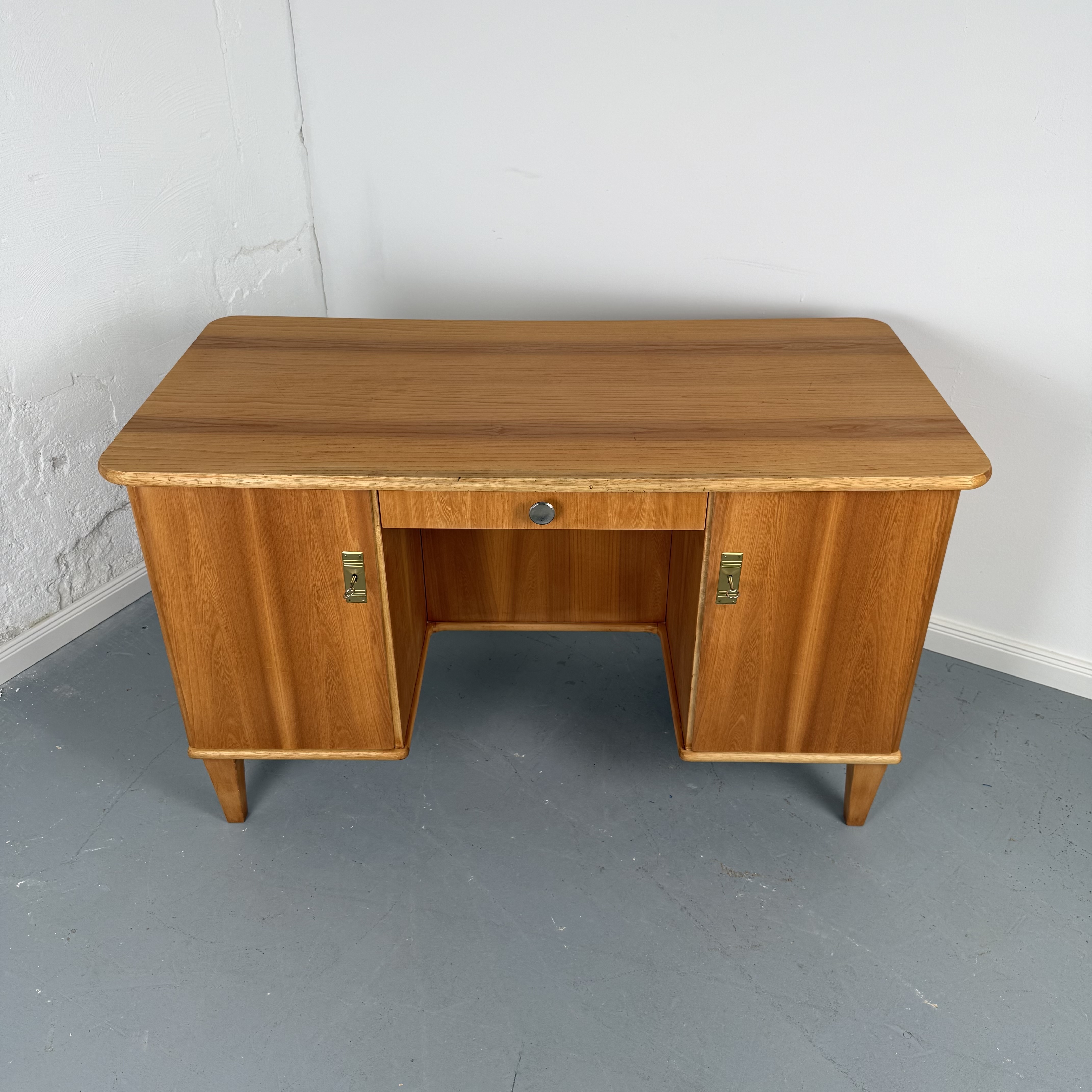 Schicker 60er Jahre Schreibtisch aus hellem Holz mit praktischem Stauraum Schicker 60er Jahre Schreibtisch aus hellem Holz mit praktischem Stauraum