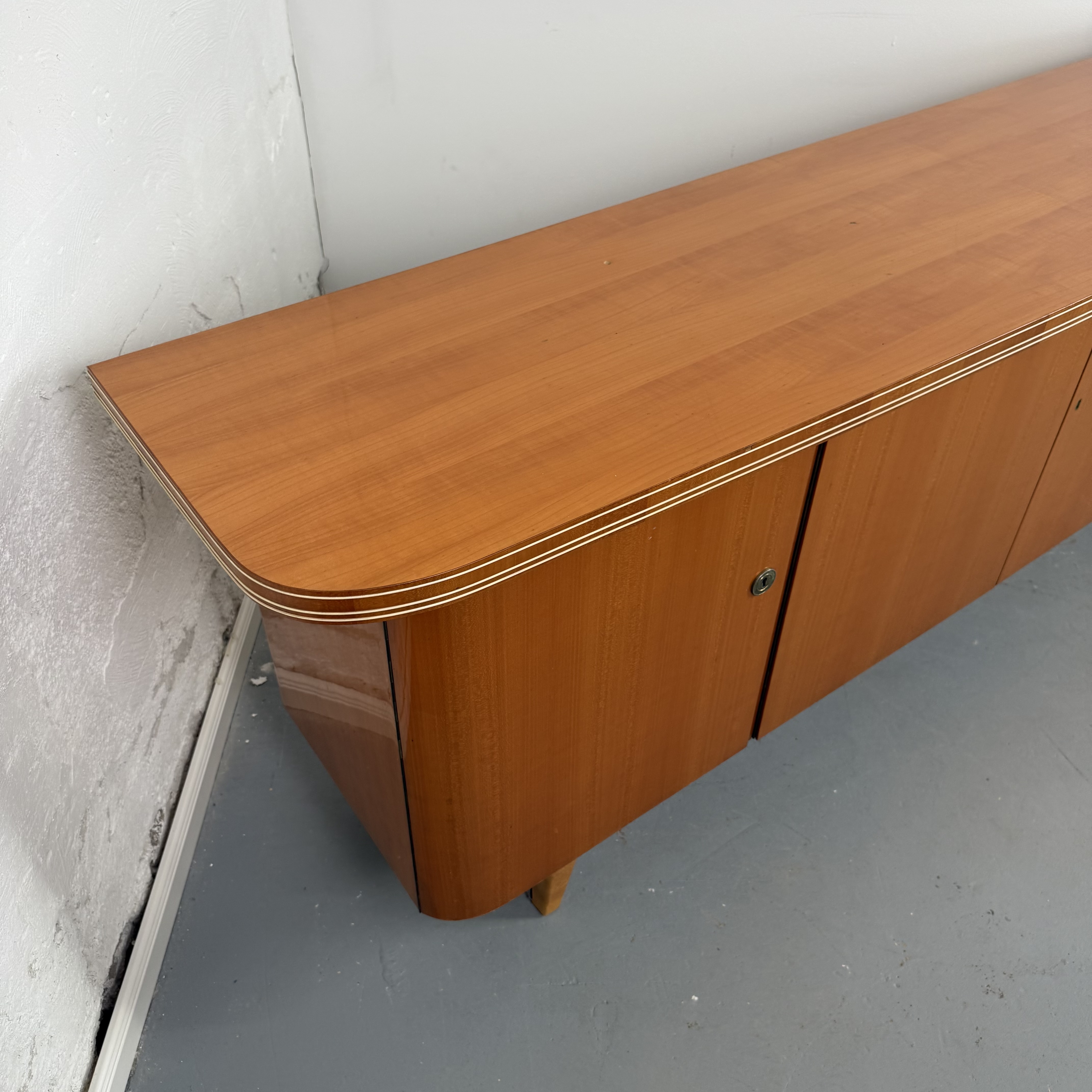 Charmantes 50er Jahre Sideboard mit feinen Details Charmantes 50er Jahre Sideboard mit feinen Details