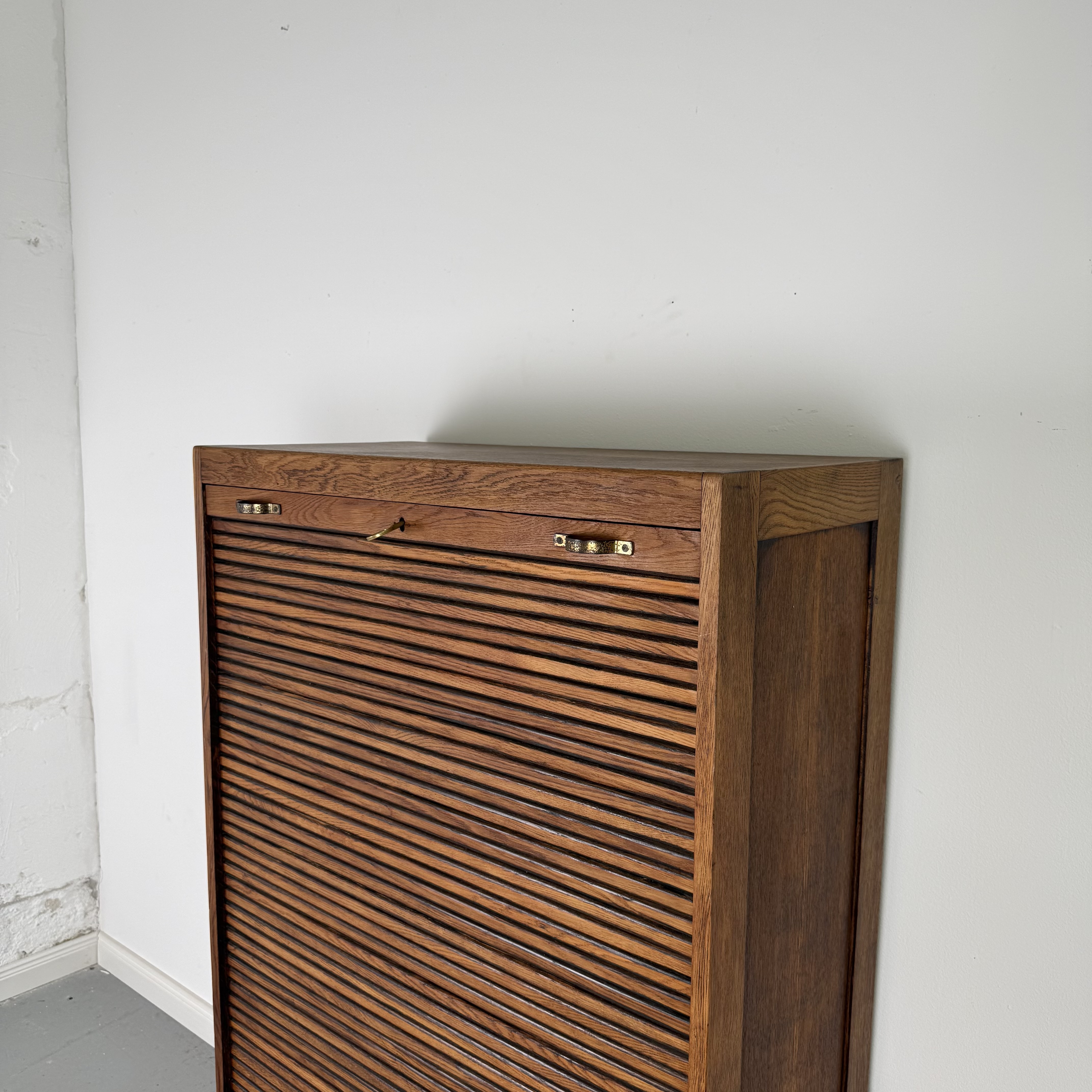 Eleganter Rollladenschrank im Art-Déco-Stil