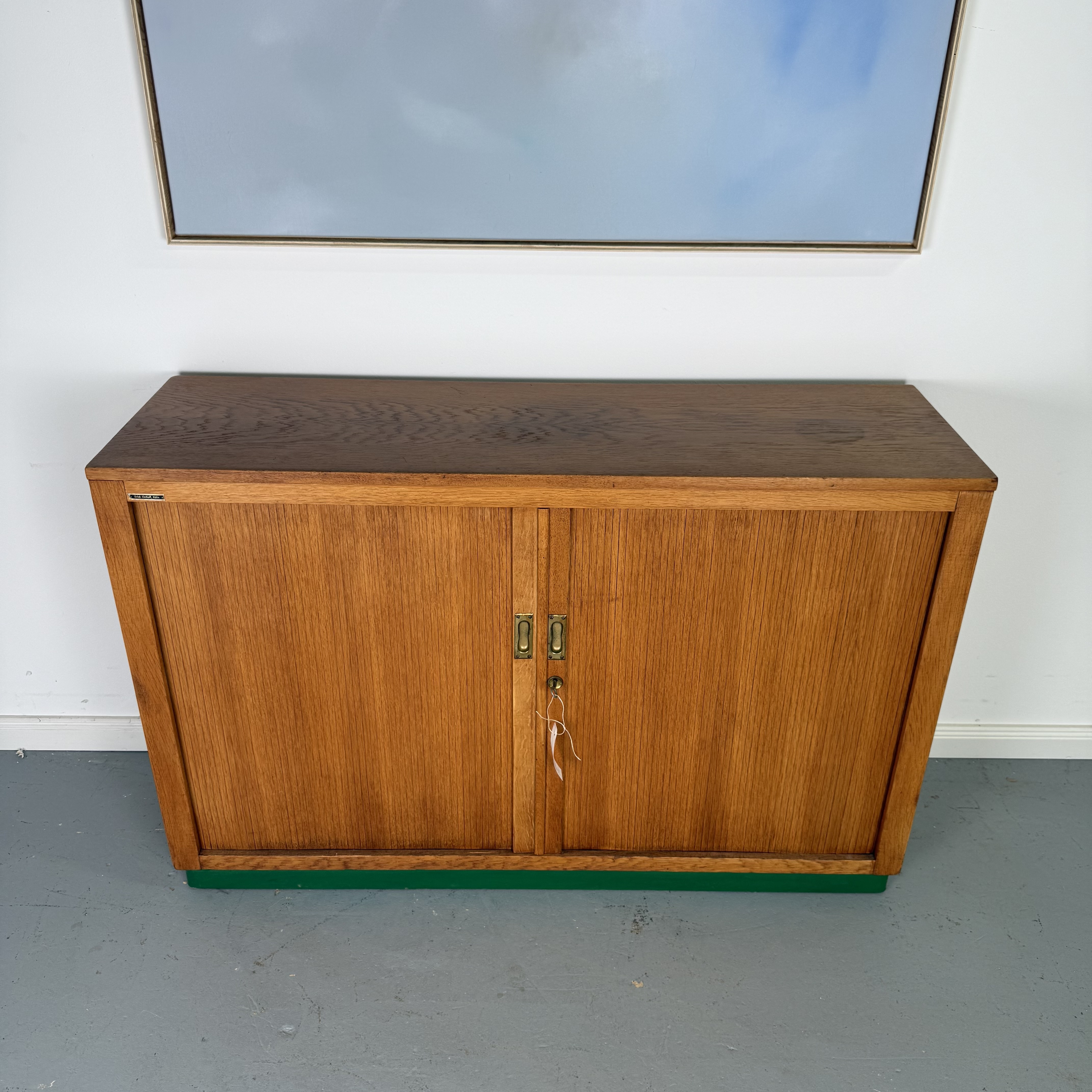 Besonderes Sideboard mit seitlich laufendem Rollladen im Mid Century Stil