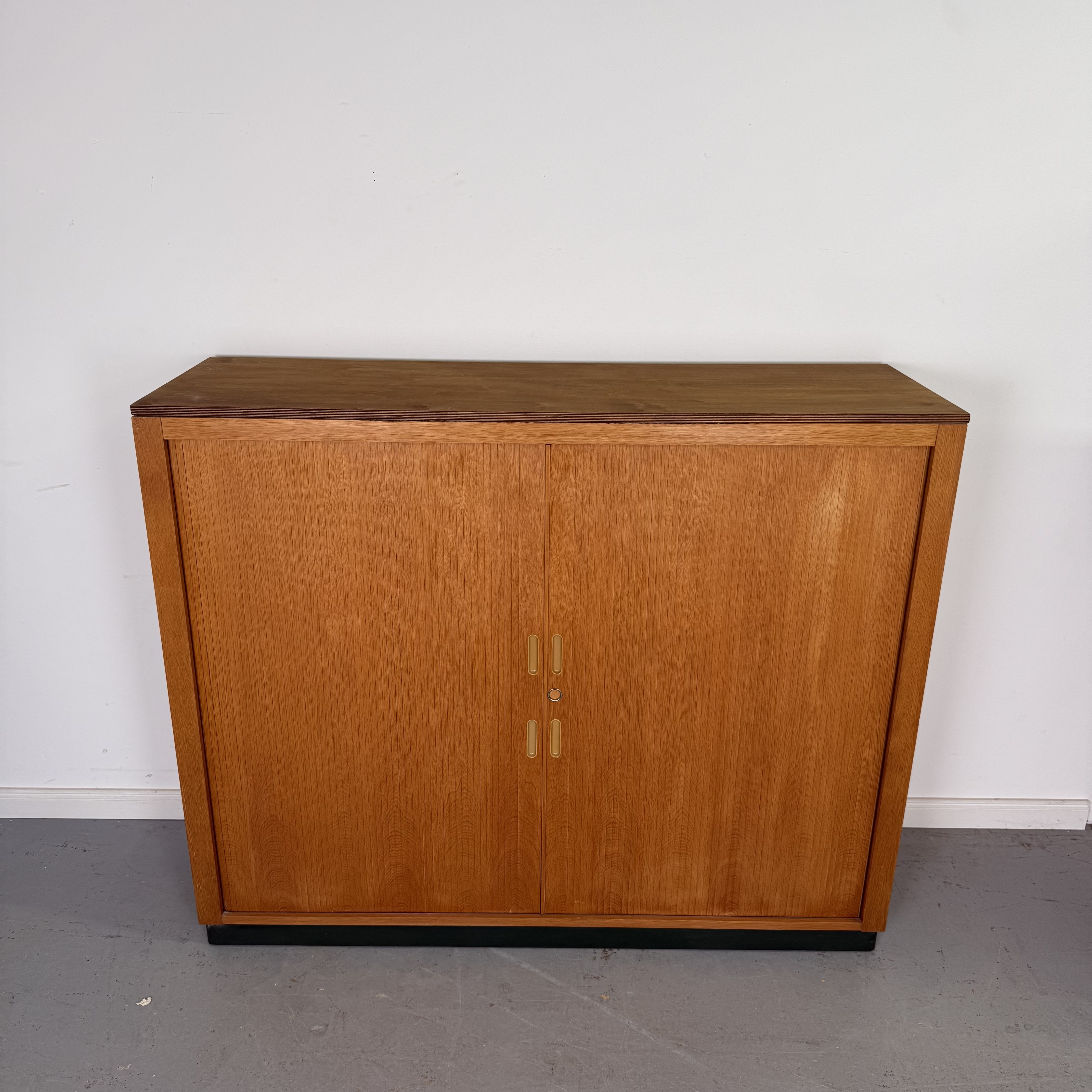 Mid-Century Rollladenschrank mit seitlich laufenden Türen