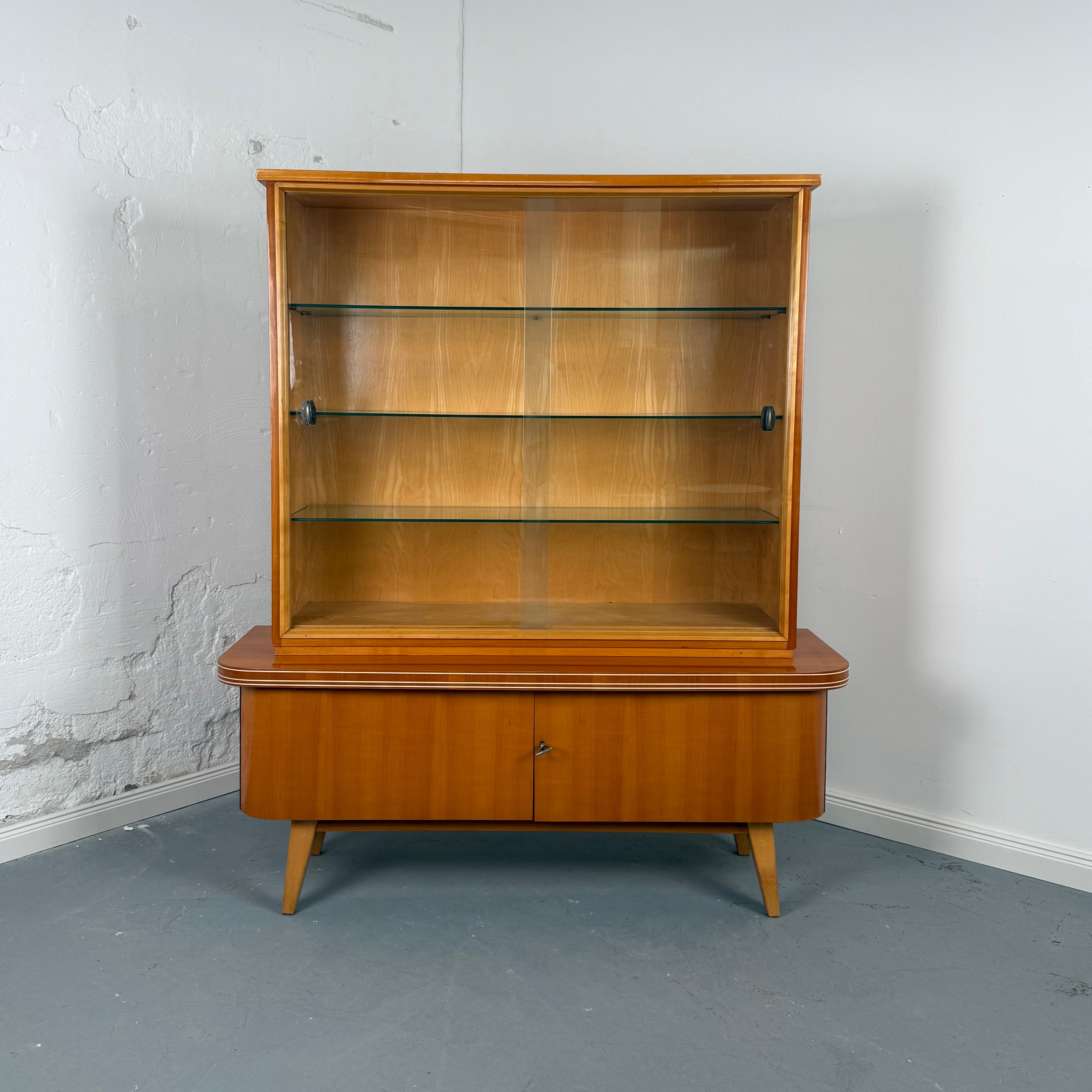 Elegante 50er Jahre Vitrine mit Glastüren und Stauraum