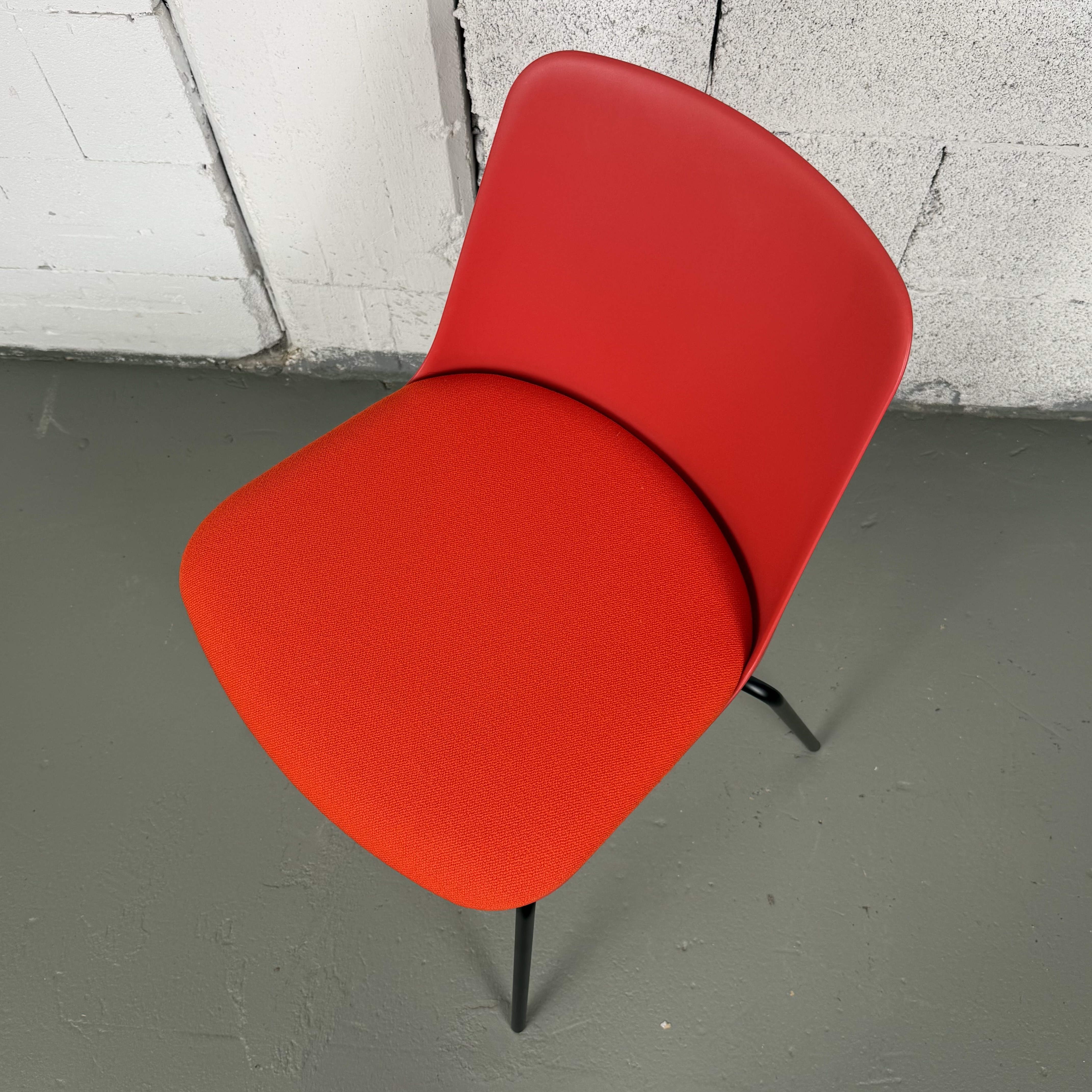 &Tradition Rely HW66 Stuhl in Rot – moderner Designstuhl