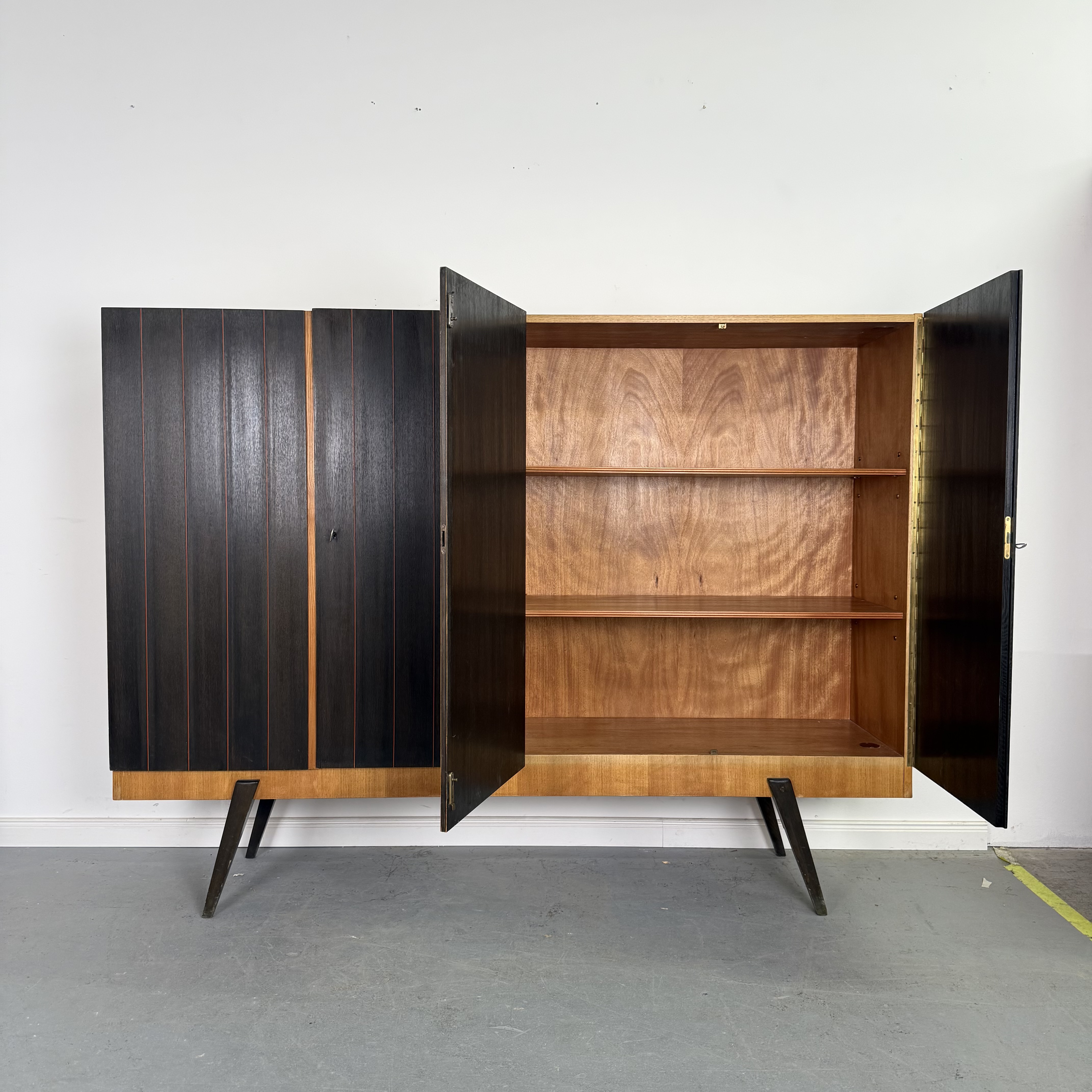 Dunkles Highboard im Mid-Century Stil