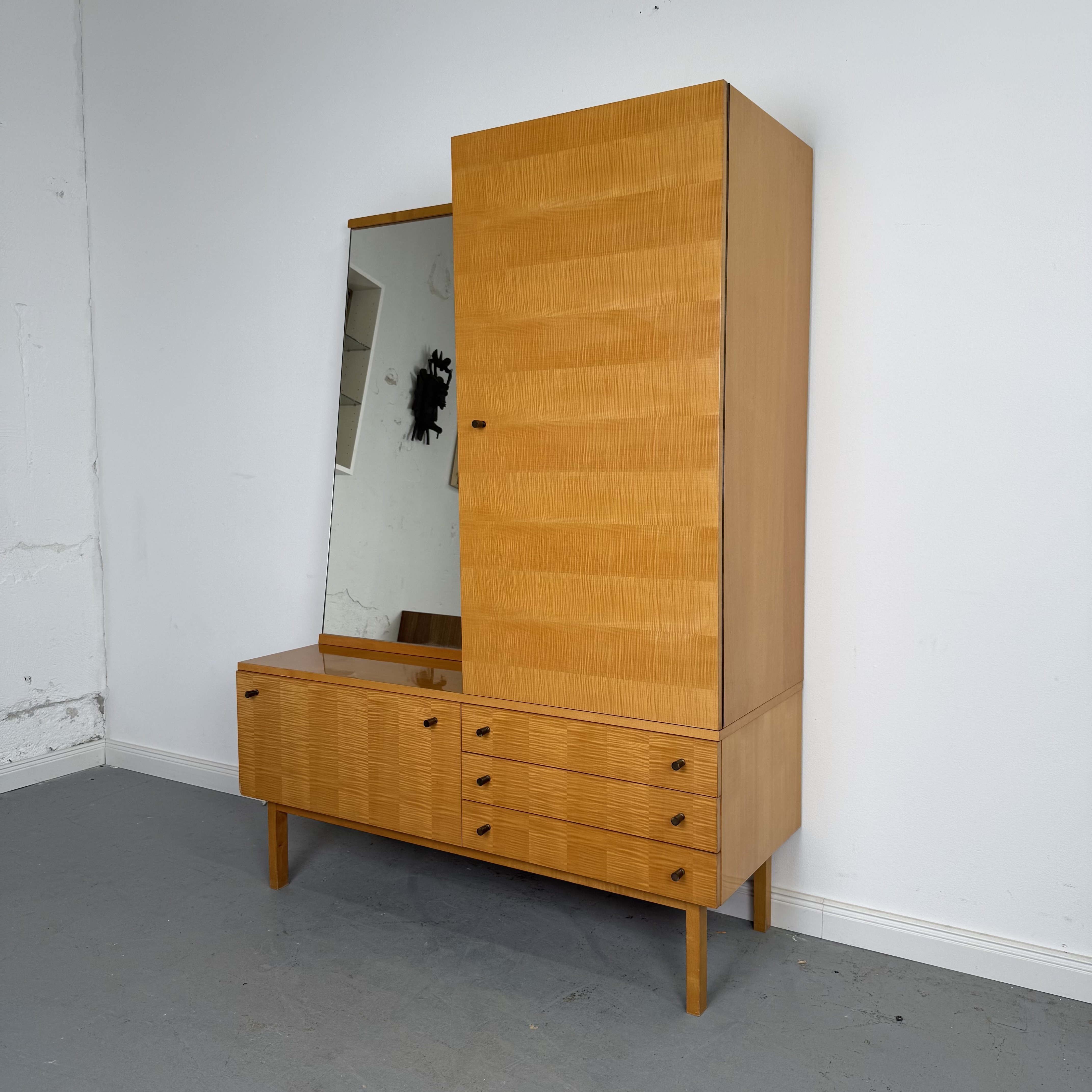 schicker 60er Jahre Spiegelschrank