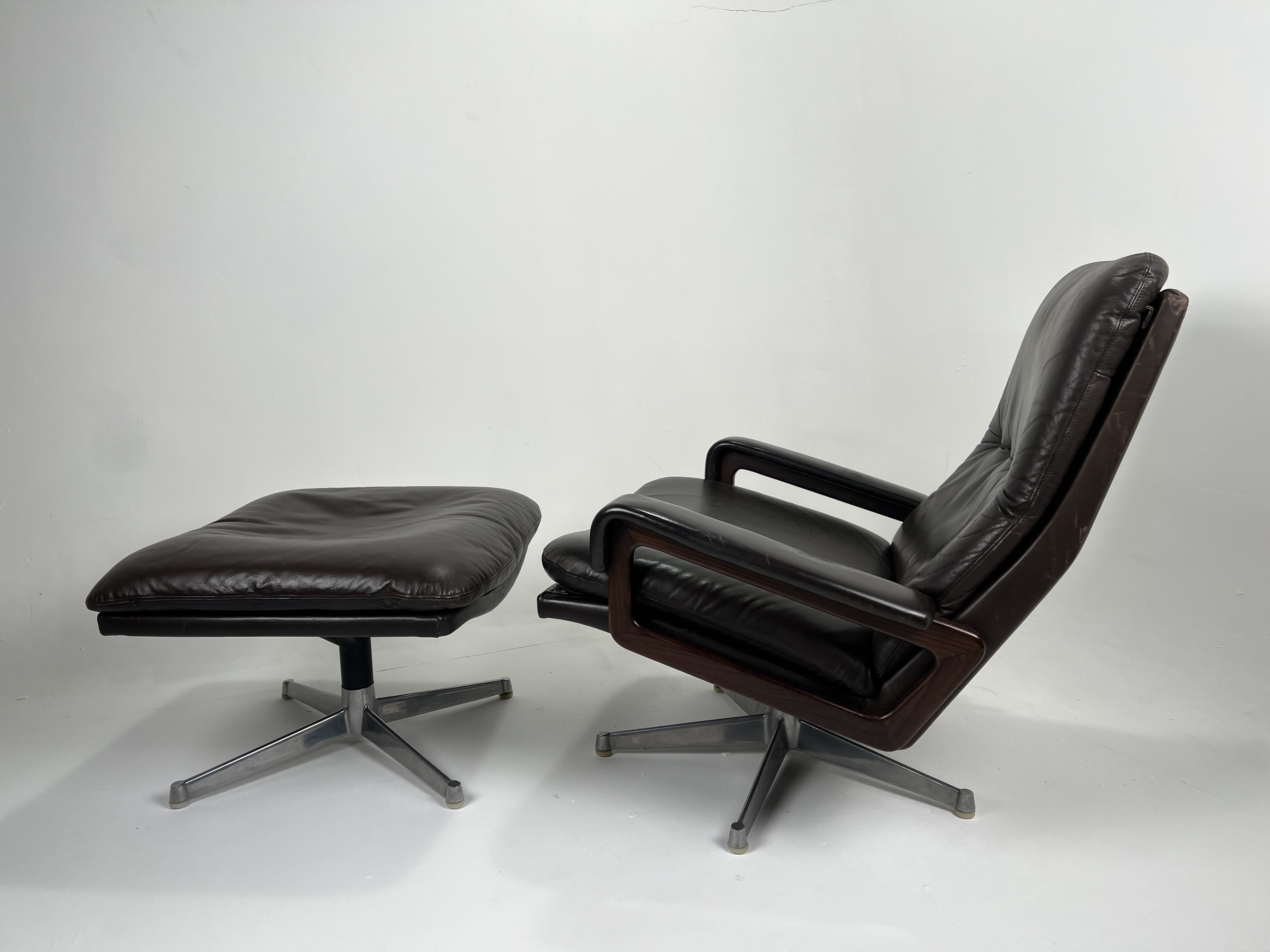 Leder Lounge Chair mit Ottoman • Model King Chair & Pouf