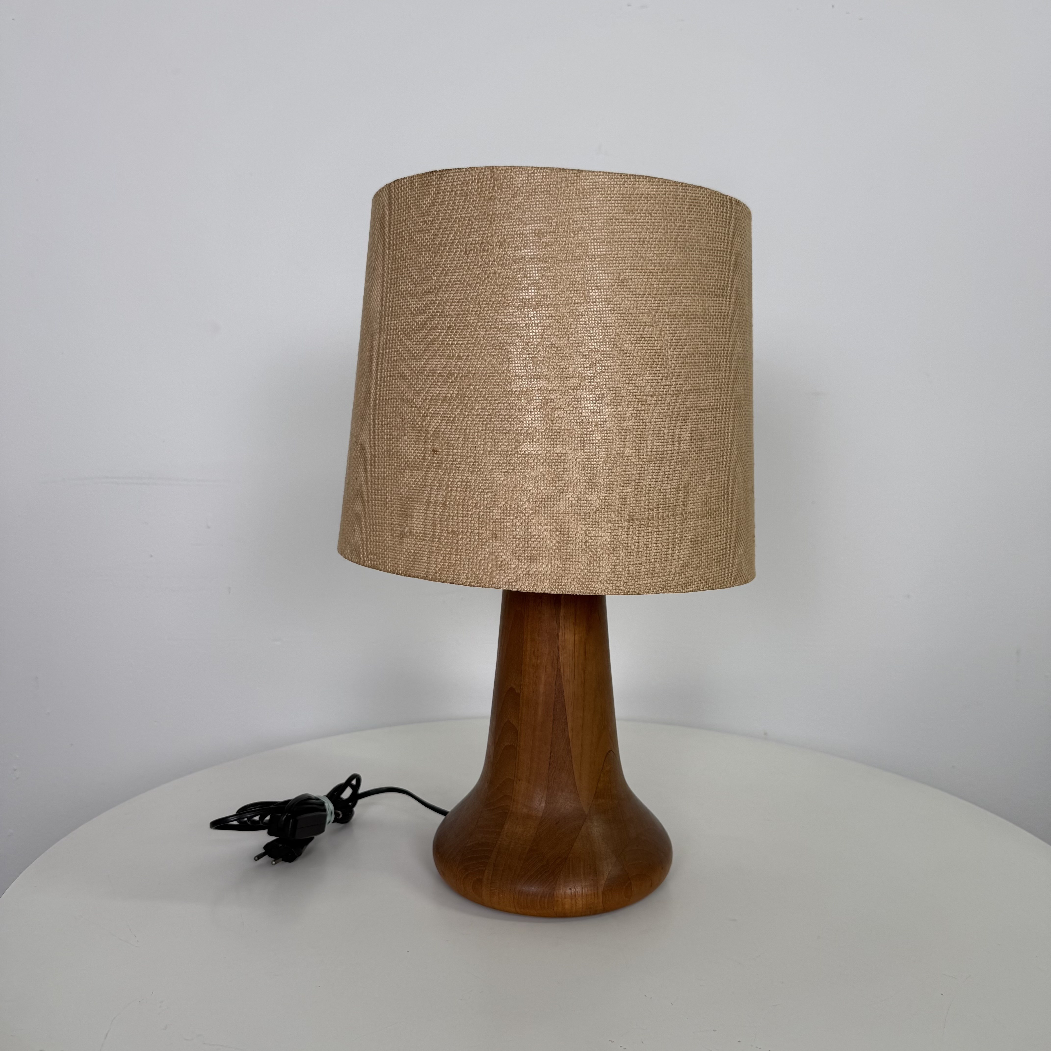 pfiffige Tischleuchte aus Teak
