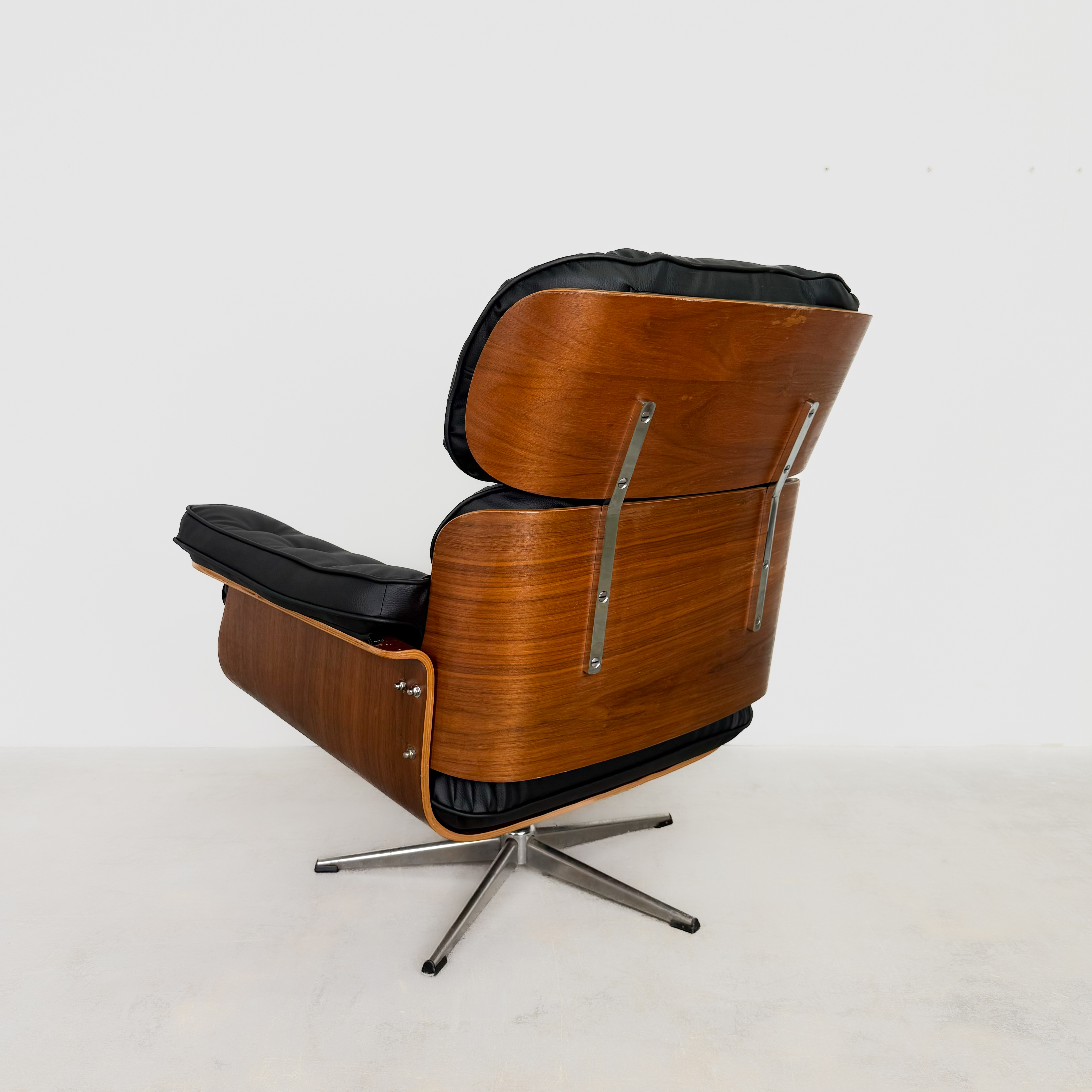 Eleganter Lounge Chair aus Leder mit Ottomane von Martin Stoll, neu aufgepolstert