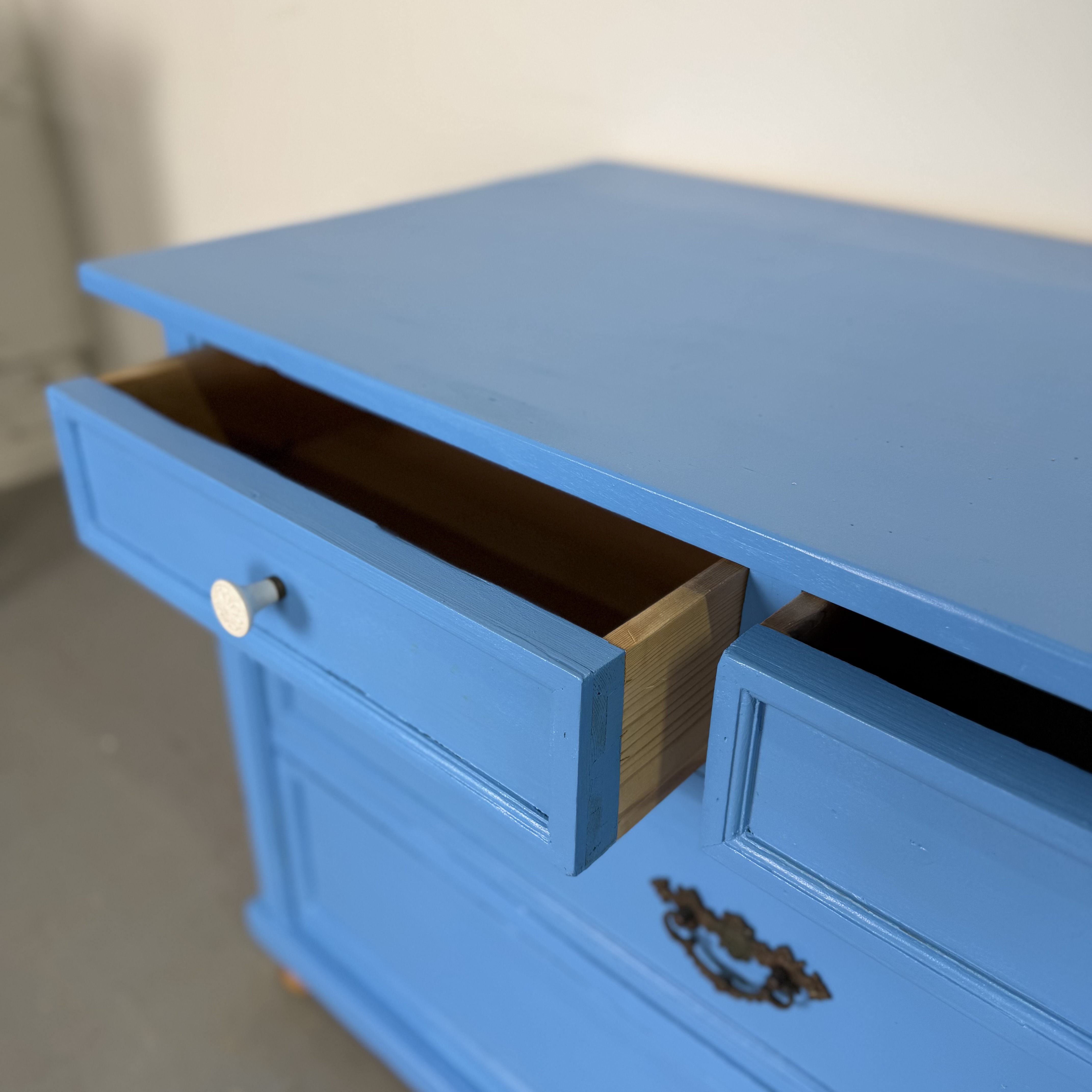Knallblaue Kommode
