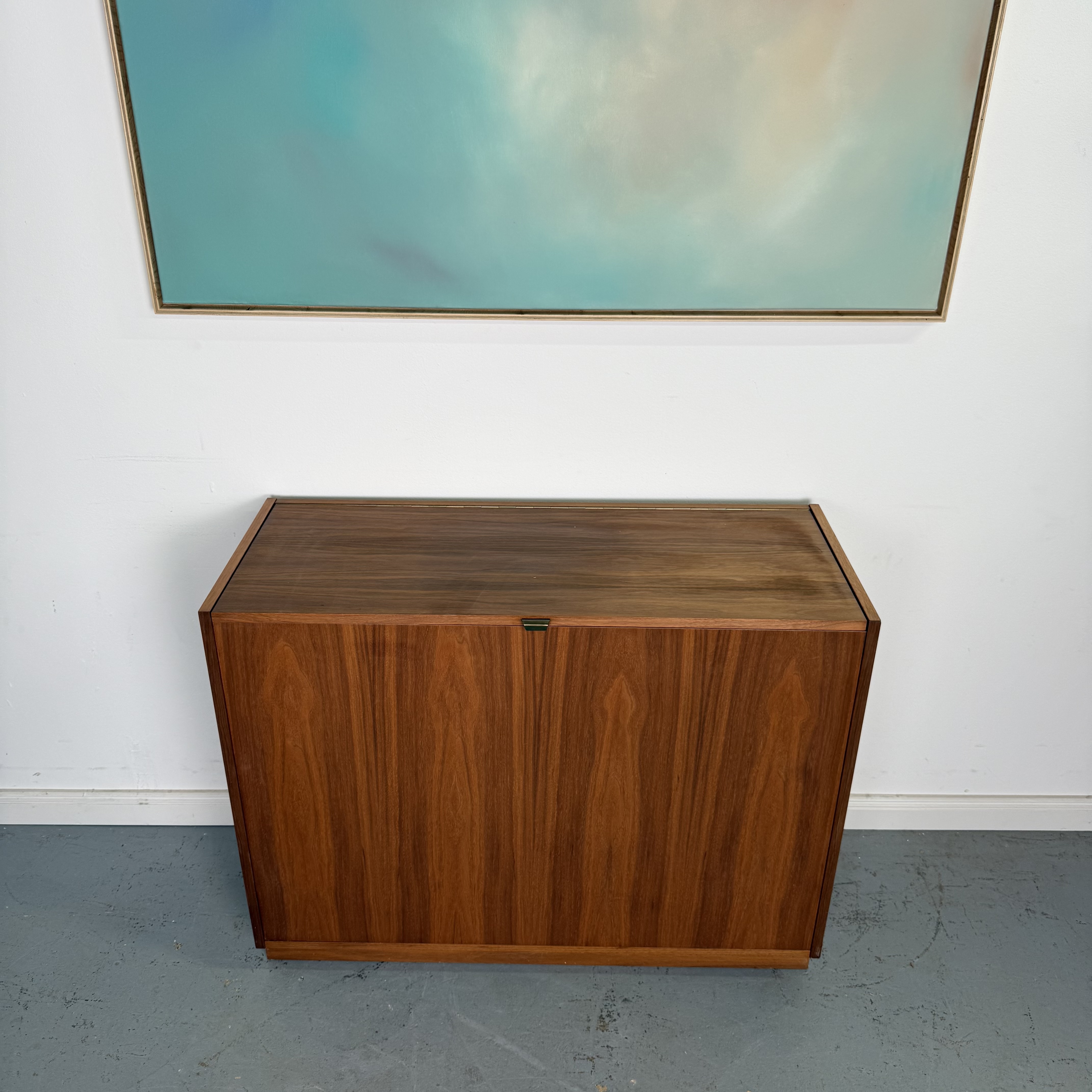 Süße Truhe aus Nussbaumholz aus den 1960er Jahren