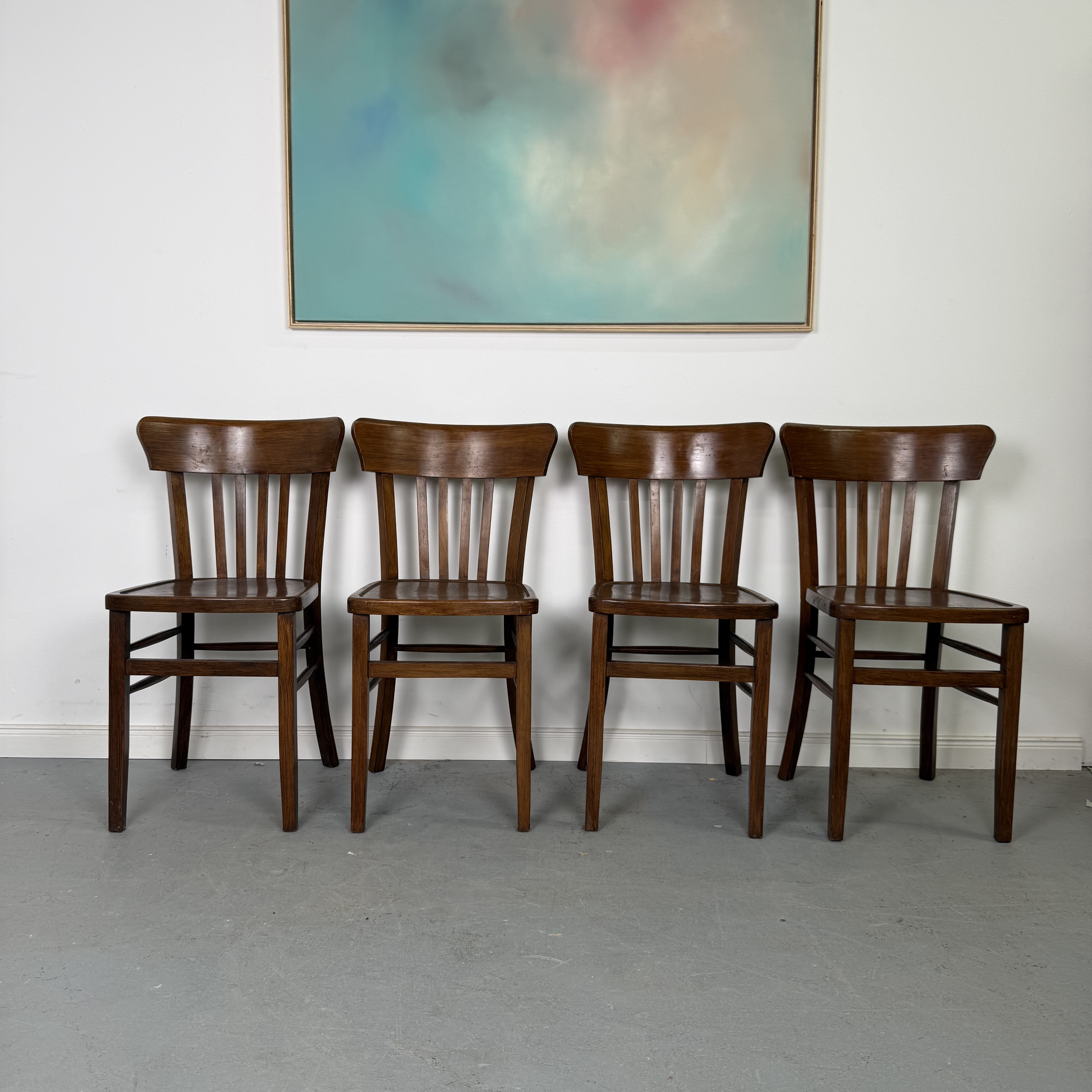 Klassische Bistrostühle aus Holz