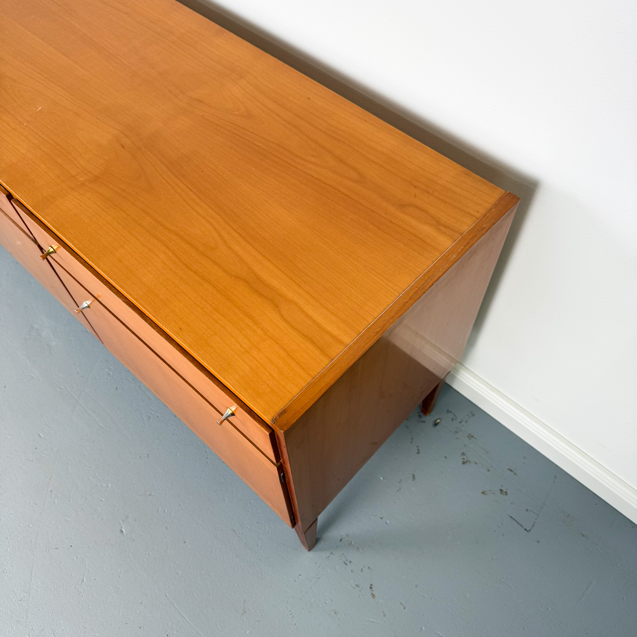 Zeitloses Sideboard aus hellem Kirschholz