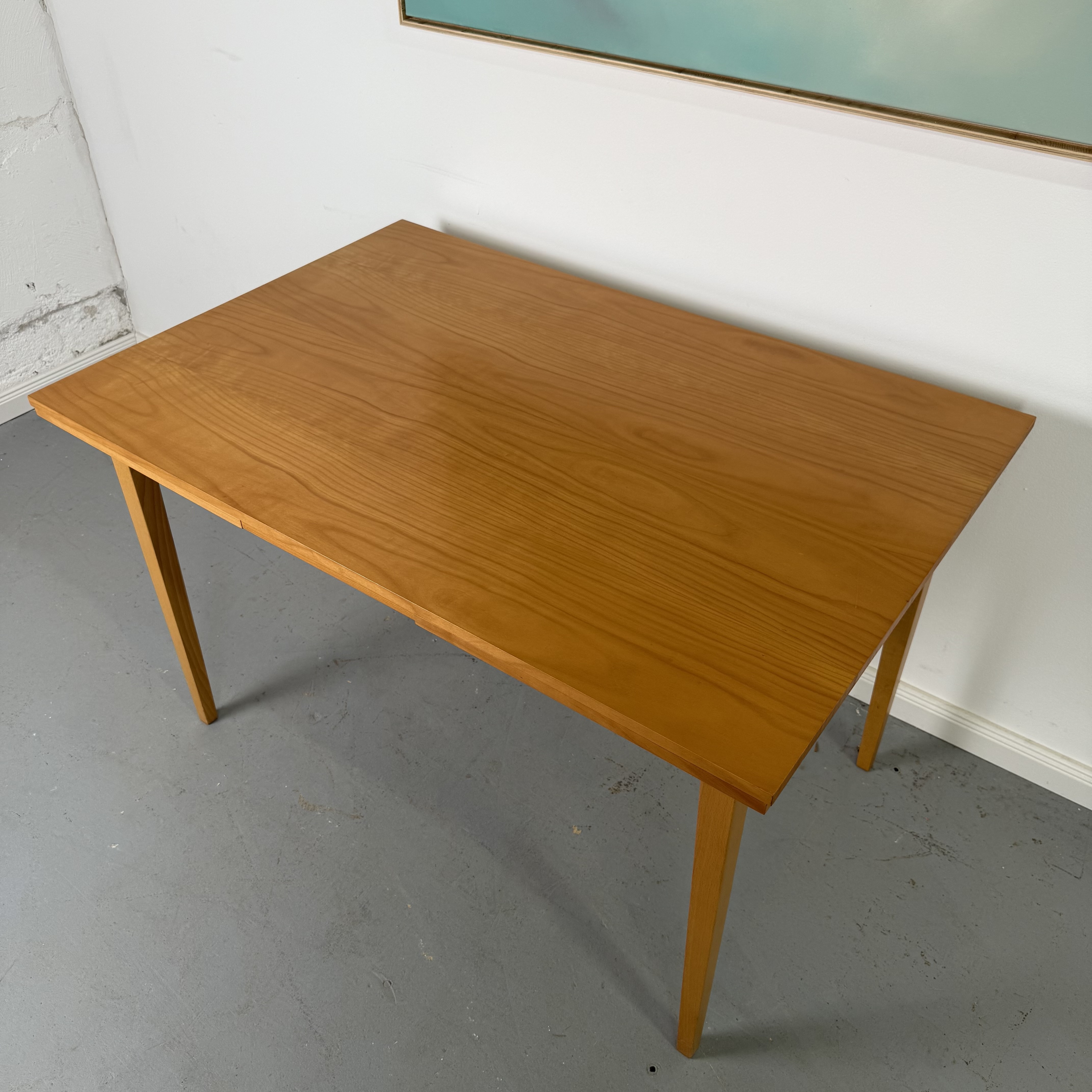 schicker 60er Jahre Tisch mit schöner Maserung schicker 60er Jahre Tisch mit schöner Maserung