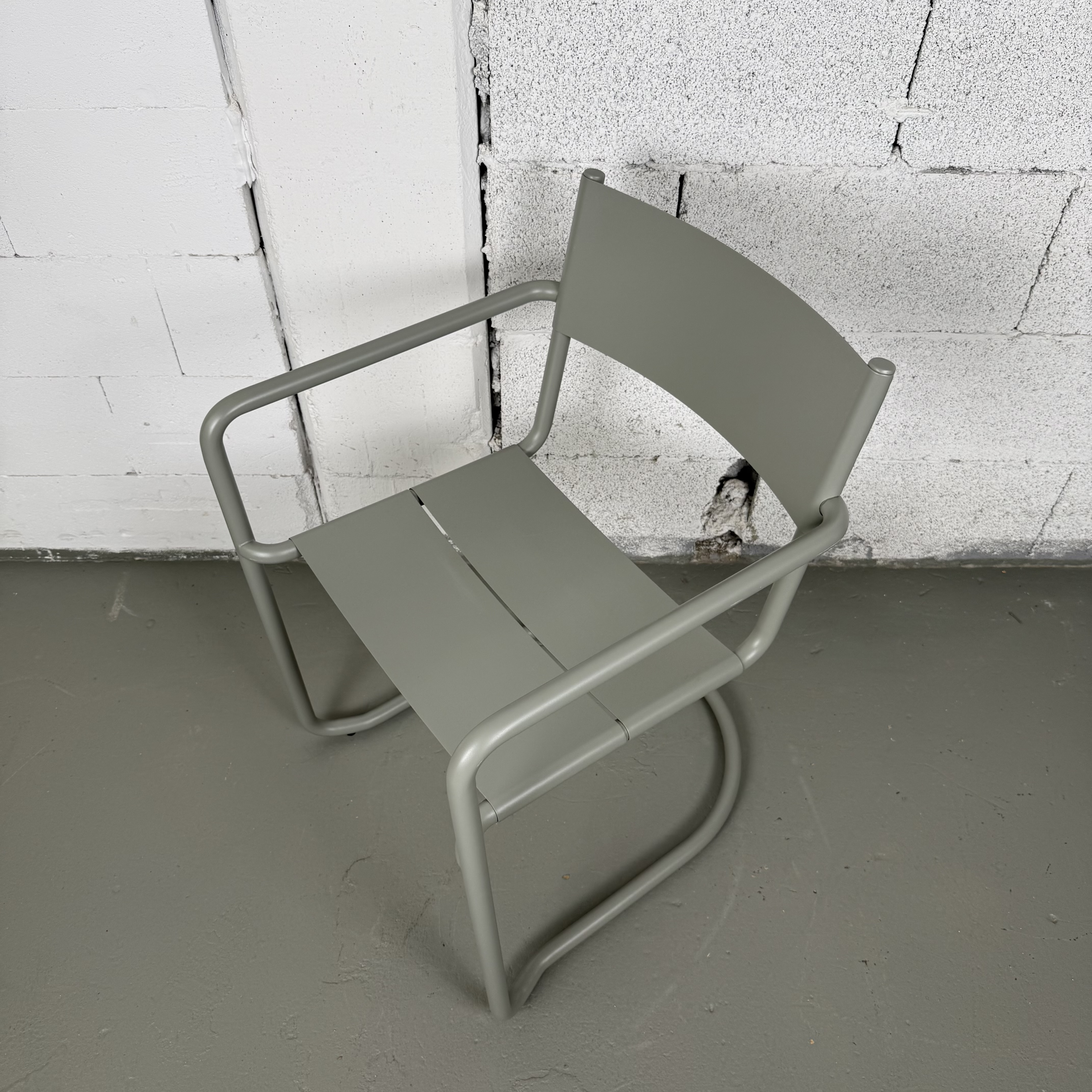 Nine Armlehnstuhl Sine