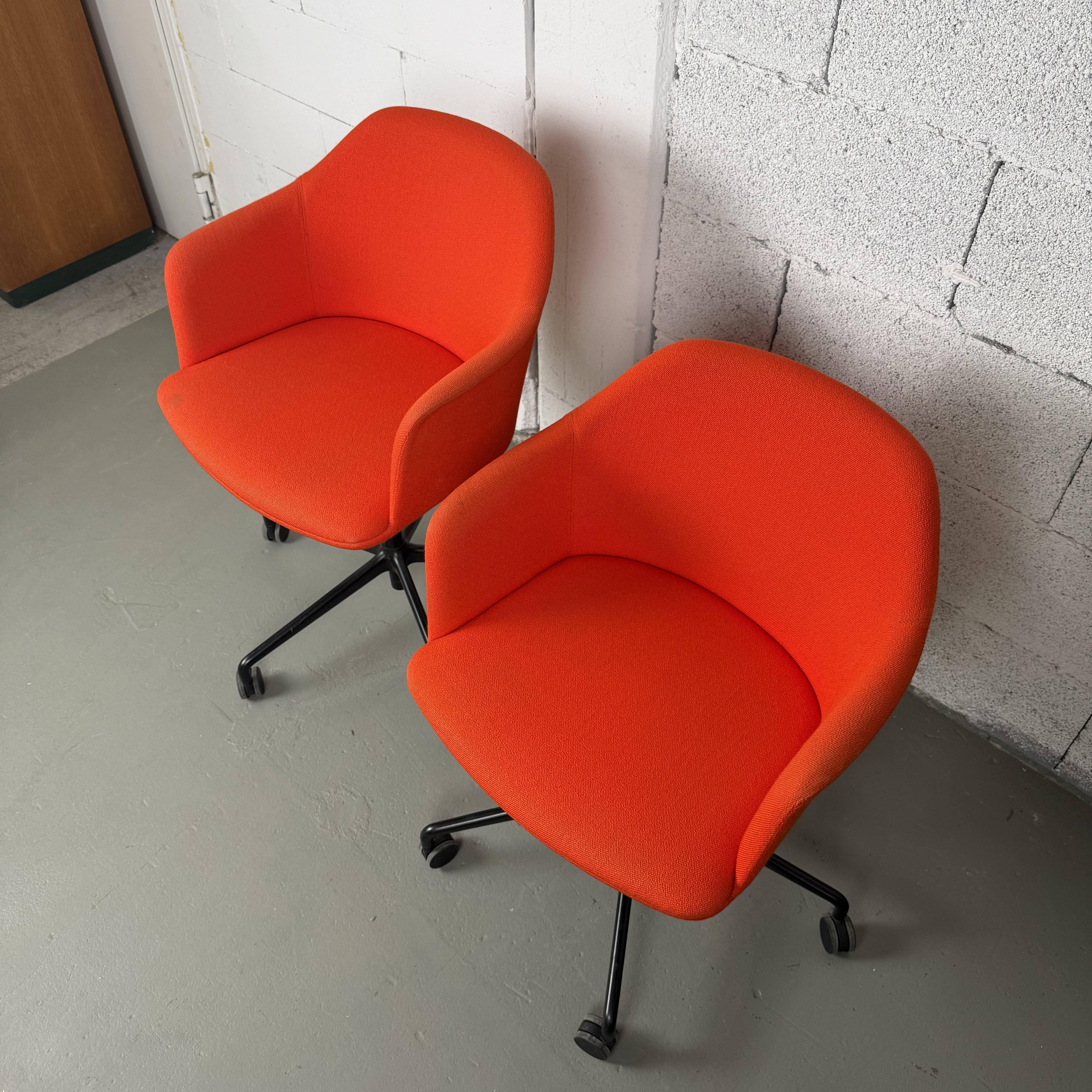 Rely HW56 Bürostuhl von &Tradition mit Bezug in Orange-Rot