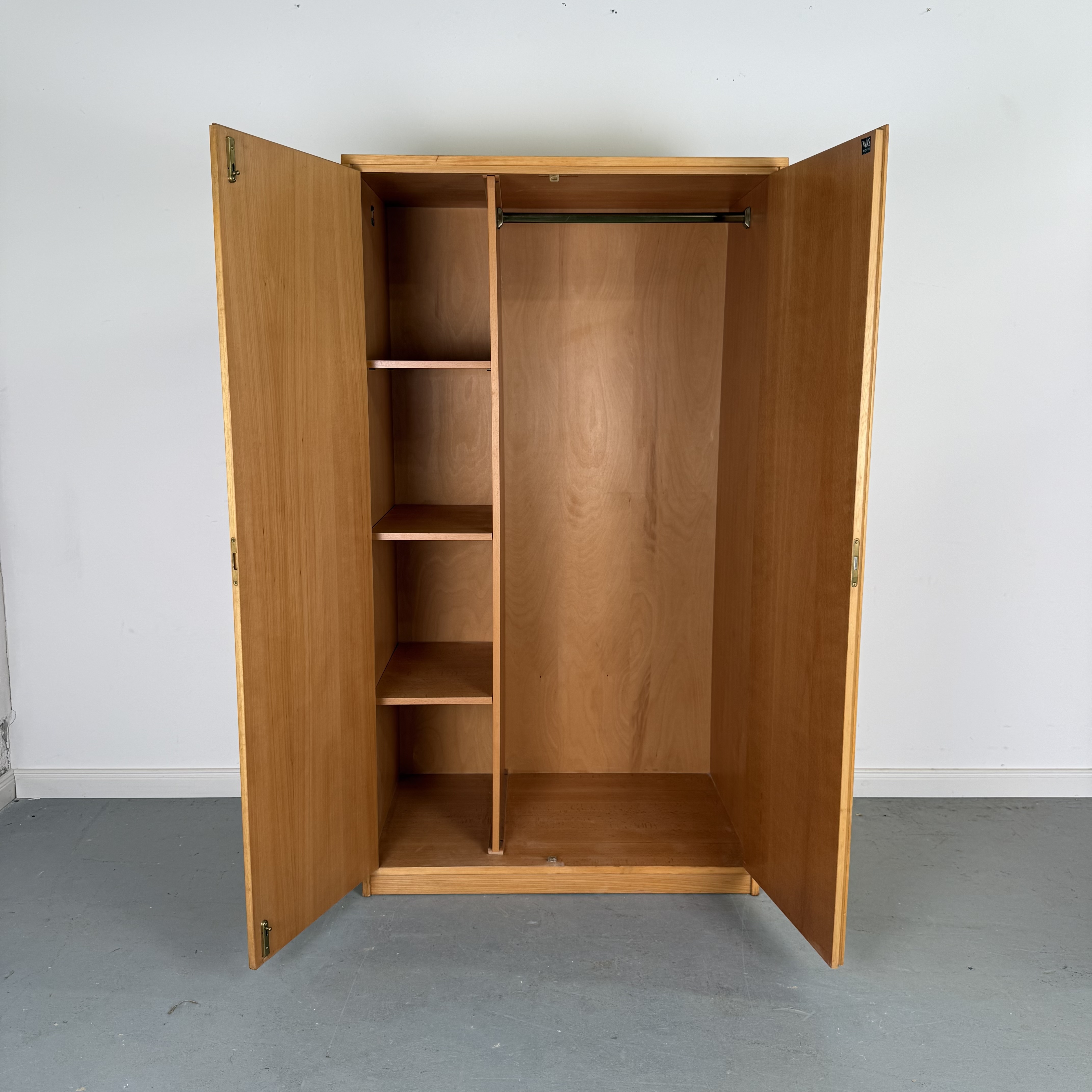 Schicker WKS Kleiderschrank im 60er Jahre Design Schicker WKS Kleiderschrank im 60er Jahre Design