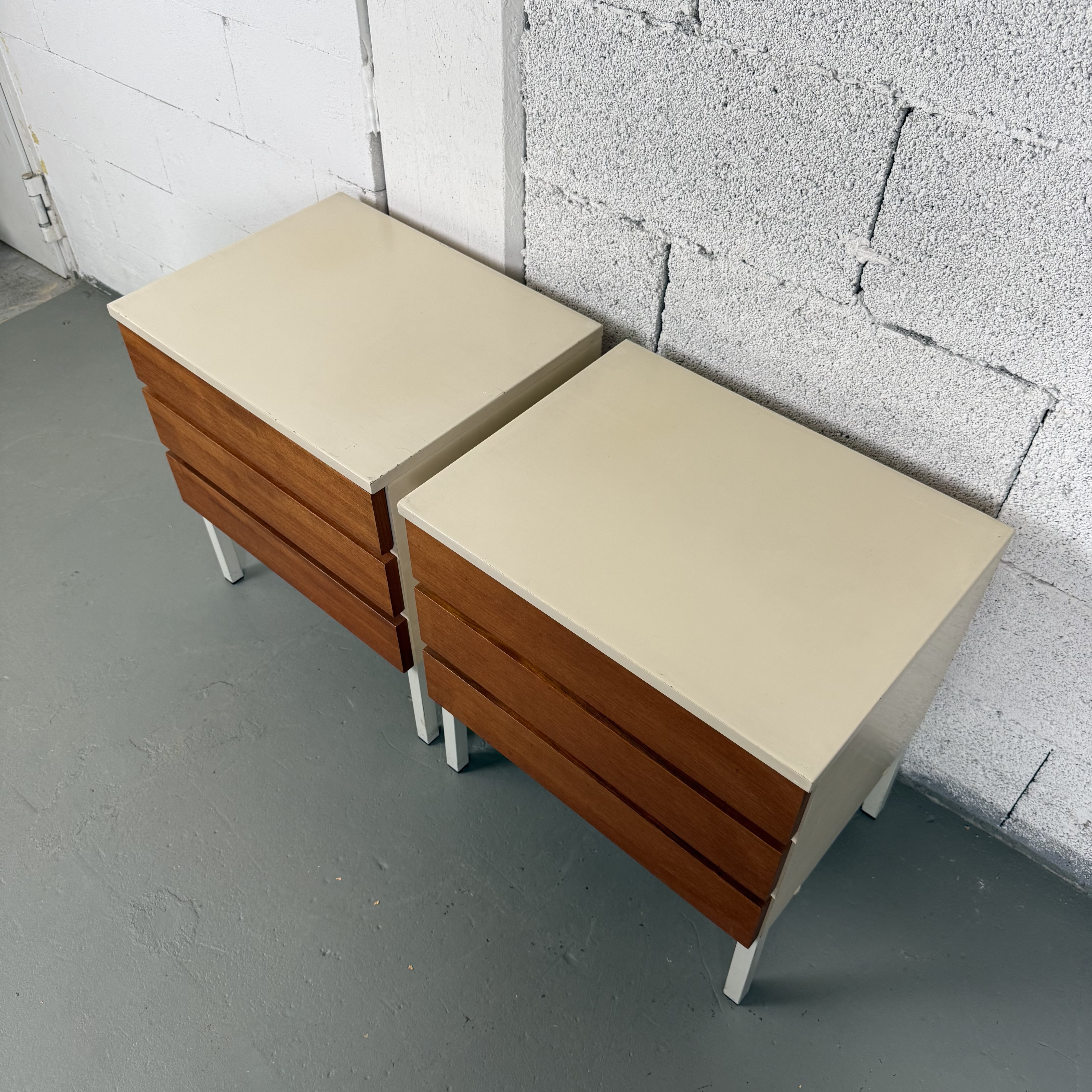 Vintage Nachttisch aus Holz mit 3 Schubladen