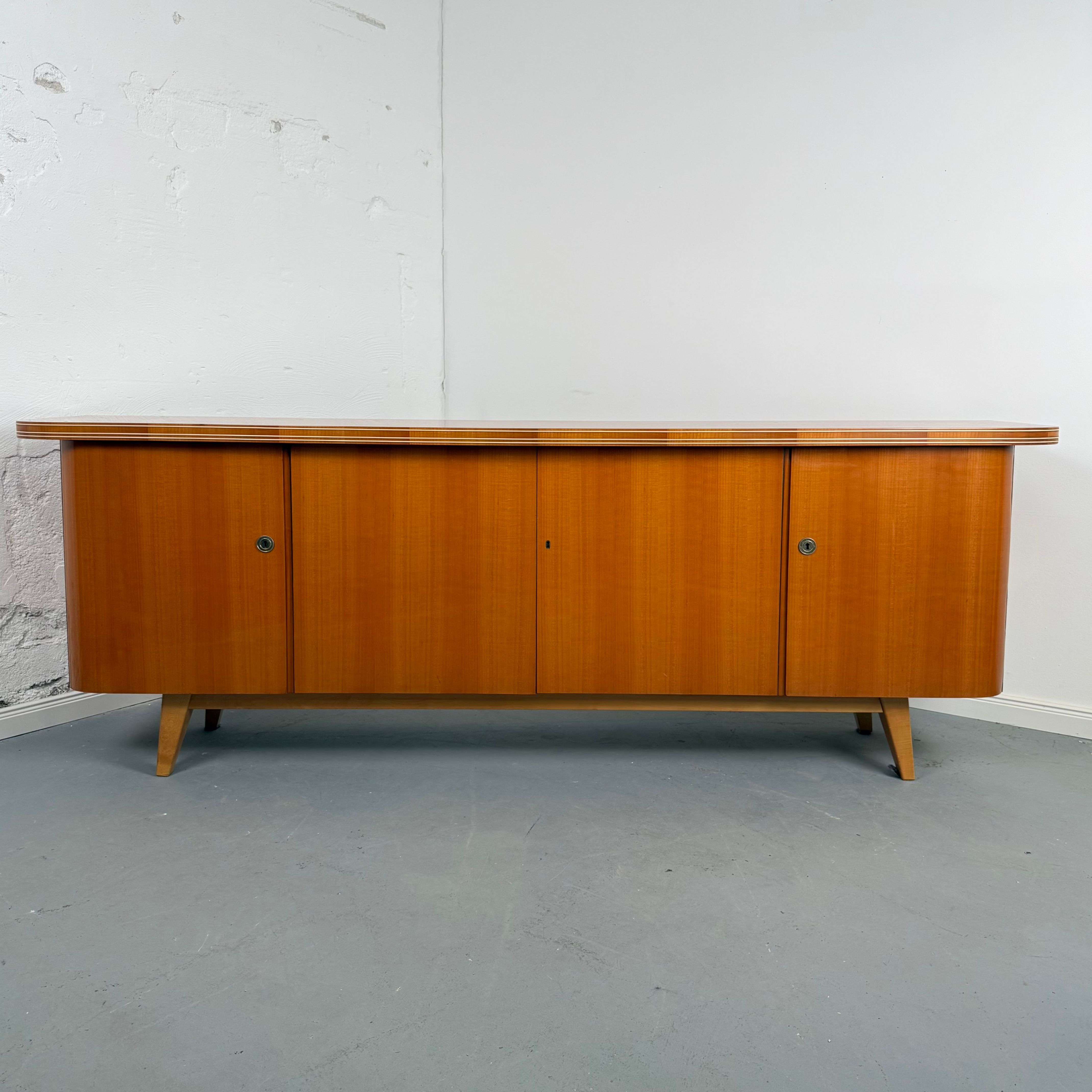 Charmantes 50er Jahre Sideboard mit feinen Details