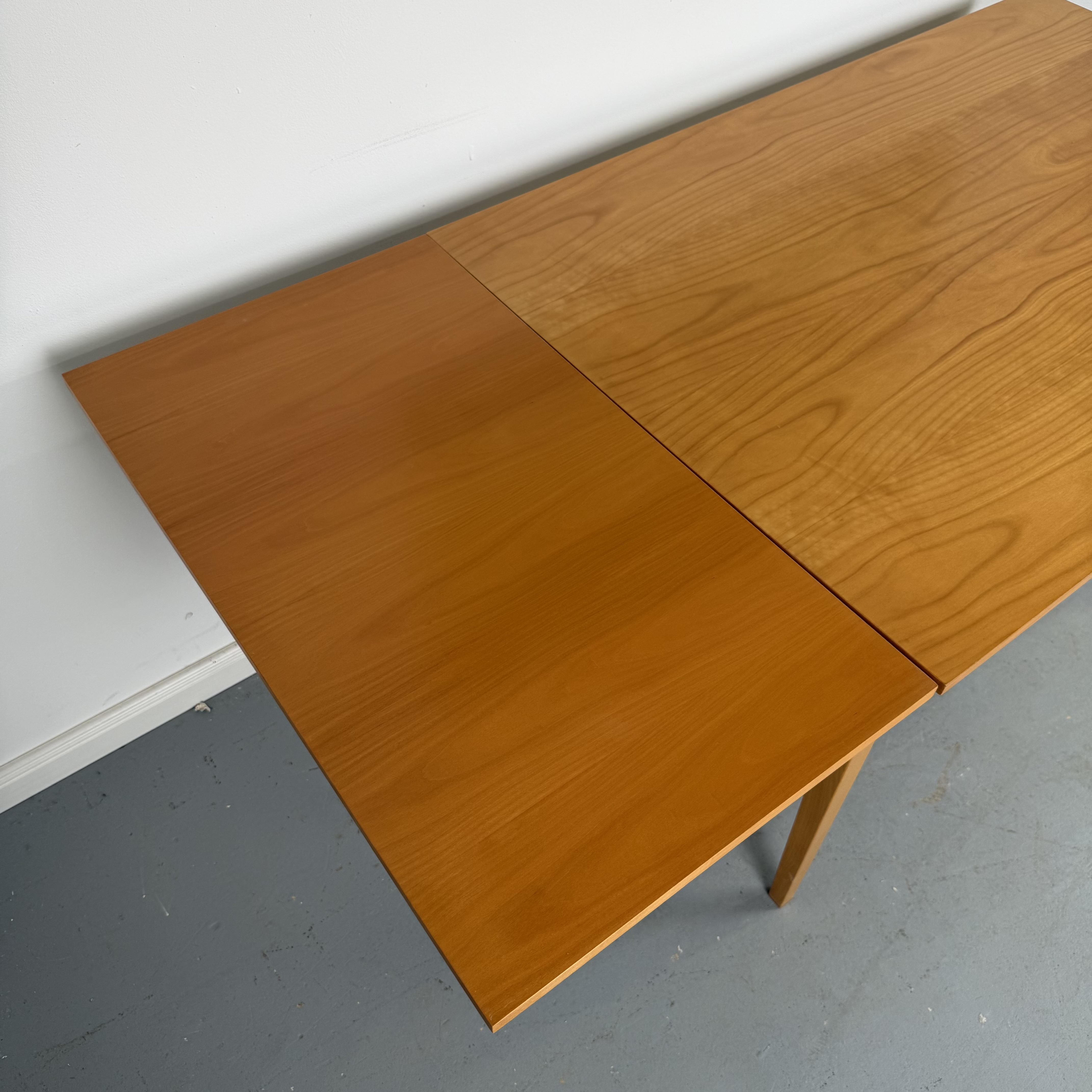 schicker 60er Jahre Tisch mit schöner Maserung schicker 60er Jahre Tisch mit schöner Maserung