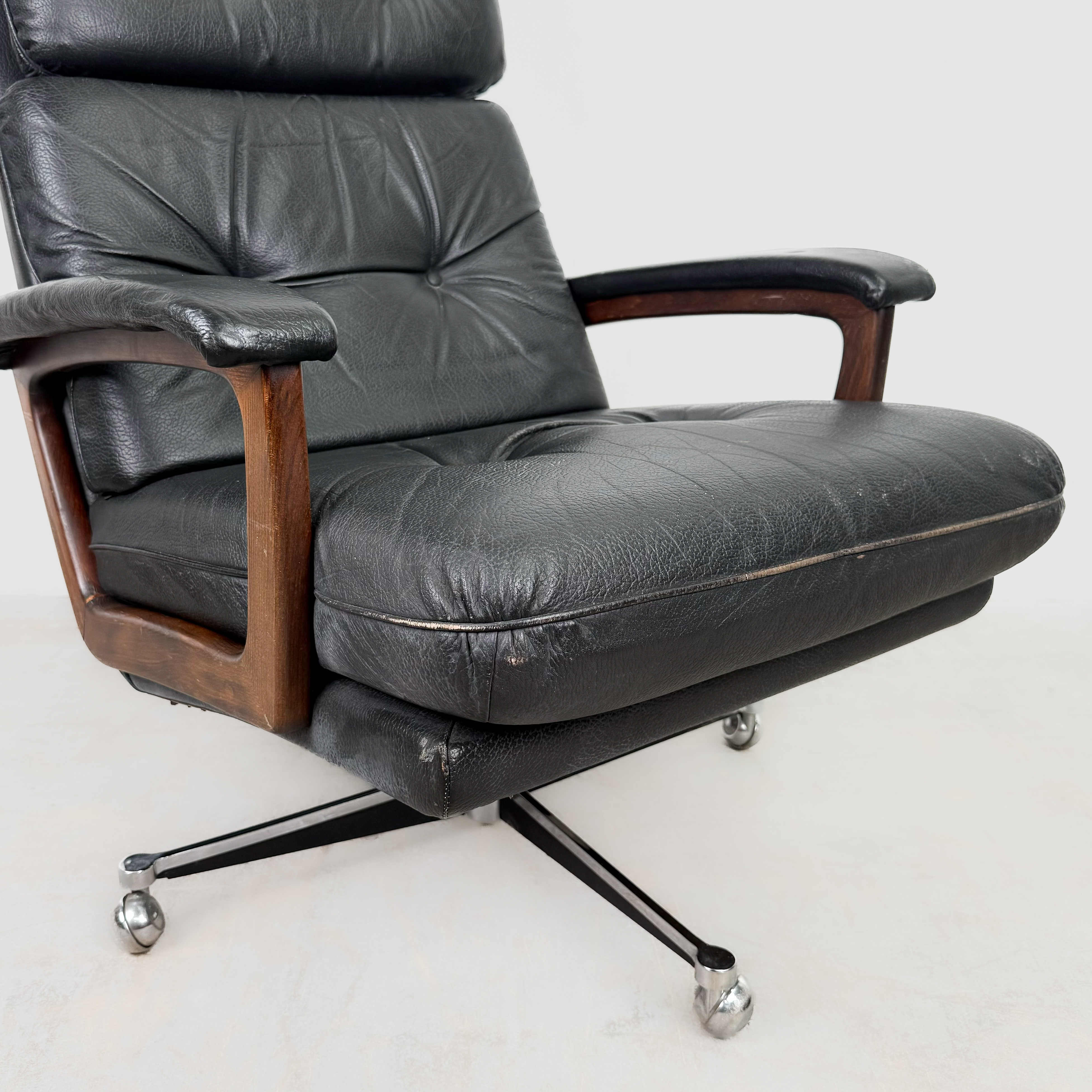 Lübke Lounge Chair mit Ottomane aus schwarzem Leder, 1960er