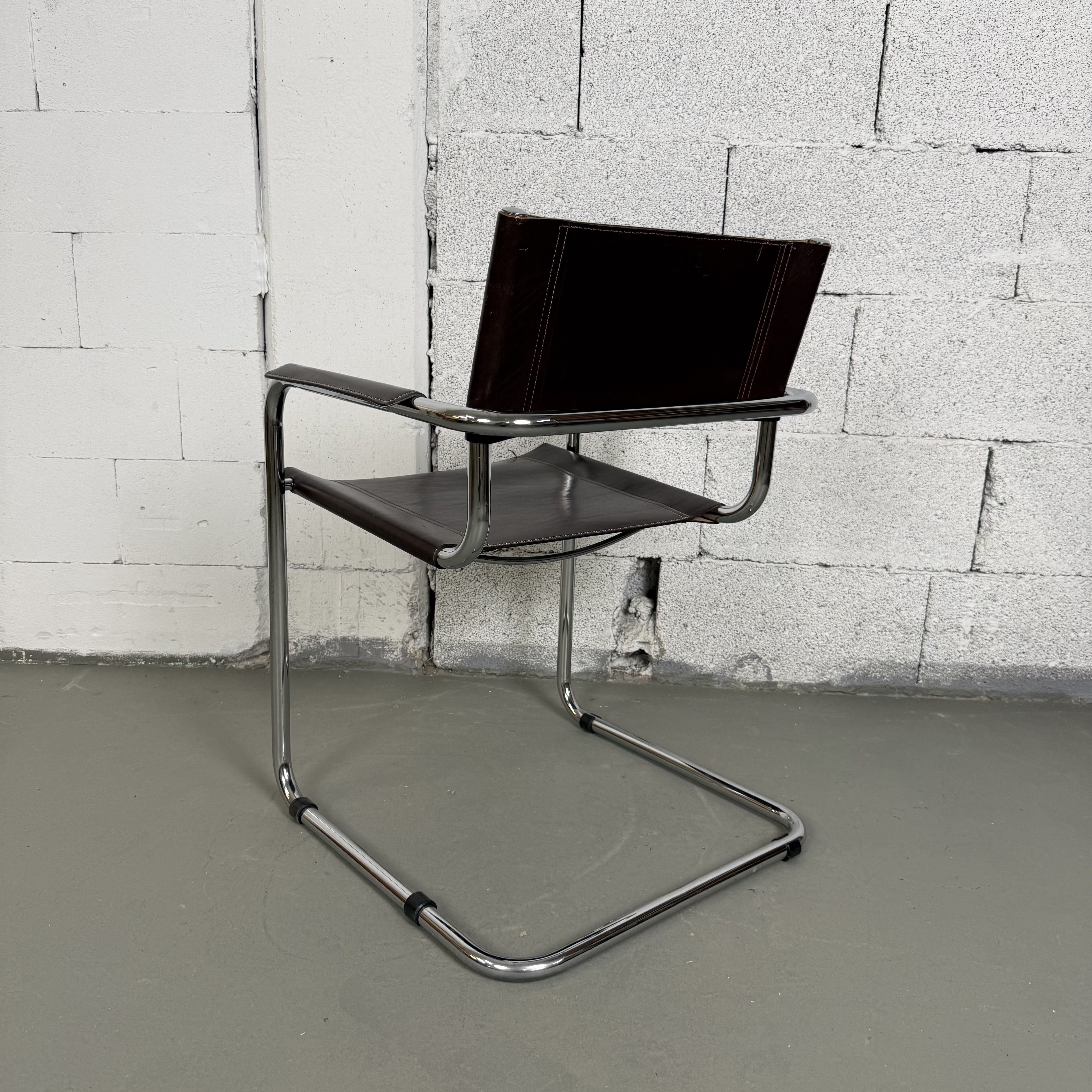 Freischwinger Stuhl aus Leder Bauhaus Stil